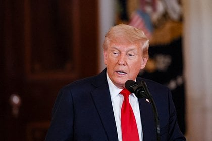 Трамп оценил возможность баллотироваться на третий срок Лидер США Дональд Трамп оценил возможность баллотироваться на третий президентский срок. В беседе с NBC он заявил, что хотел бы ограничиться двумя президентскими сроками. «Я буду президентом, который был у власти восемь лет, два срока. Я всегда считал это очень важным», — сказал американский глава. Как отметил Трамп, очень многие люди хотели бы его избрания на третий срок. Однако, как подчеркнул политик, американские законы не позволяют этого сделать. «Это не то, к чему я стремлюсь», — также добавил он. Ранее доцент кафедры американских исследований СПбГУ Григорий Ярыгин выразил мнение, что Трамп вряд ли захочет после своего второго срока пойти на третьи выборы. Как заявил эксперт, в действительности политик планирует стать фактическим лидером республиканцев. Перед этим американский глава признал, что ему известны способы, позволяющие обойти конституционный запрет для избрания на третий президентский срок.