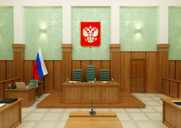 В Приморском крае за получение взяток и посредничество во взяточничестве осуждена бывшая сотрудница таможни Фрунзенский районный суд города Владивостока вынес приговор по уголовному делу в отношении 38 - летней местной жительницы. Она осуждена по п. «в» ч. 5 ст. 290 УК РФ получение должностным лицом взятки через посредника в крупном размере за совершение действий в пользу взяткодателя и представляемых им лиц, если указанные действия входят в служебные полномочия должностного лица и ч. 2 ст. 291.1 УК РФ посредничество во взяточничестве в значительном размере с использованием своего служебного положения . В суде установлено, что в период с июня 2017 г. по январь 2020 г. сотрудница центра электронного декларирования Владивостокской таможни получила переводами на карту 186 тыс. рублей в качестве взяток от представителя коммерческой организации. Денежные средства предназначались за общее покровительство и ускоренный, беспрепятственный выпуск таможенных деклараций на товары организаций. Также она выступила в роли посредника во взяточничестве, организовав криминальное сотрудничество взяткодателя еще с одним работником таможни, которому перевела на карту матери 124 тыс. рублей за совершение аналогичных действий. С учетом позиции государственного обвинителя Приморской транспортной прокуратуры суд приговорил виновную к 7 годам 6 месяцам лишения свободы с отбыванием в исправительной колонии общего режима, штрафу в размере 800 тыс. рублей и конфискации суммы взятки. Также она лишена классного чина и права занимать определенные должности сроком на 4 года. В отношении соучастников ранее постановлены обвинительные приговоры.