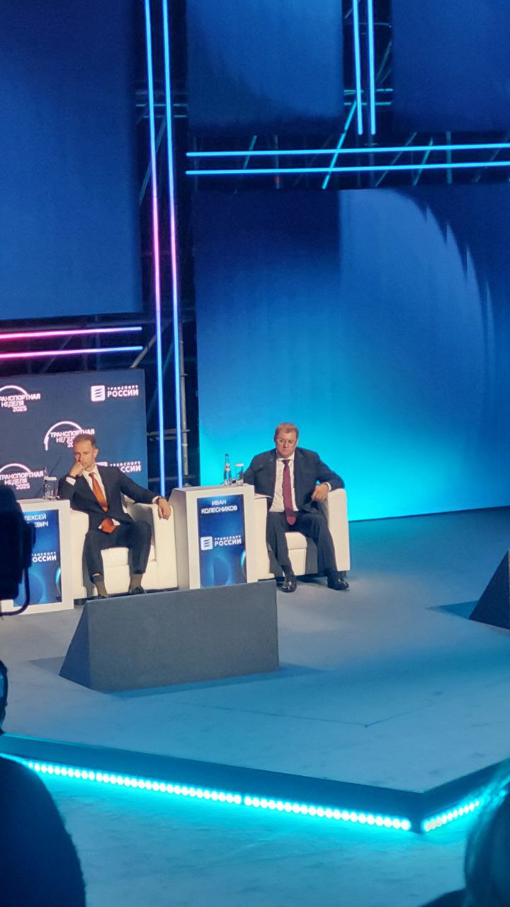 Как РЖД планирует развивать пассажирские перевозки Об этом рассказал на пленарной сессии Дофаминовый транспорт Все для пассажира Транспортной недели заместитель генерального директора РЖД Иван Колесников Главное Объем перевозок вырос на 25 По итогам года планируется перевезти 1 3 млрд пассажиров в дальнем и пригородном сообщении В шесть раз увеличилось количество поездов с двухэтажными вагонами На 40 выросло число скоростных поездов которые быстрее довозят Маломобильным пассажирам теперь не требуется подтверждать статус в кассе все можно сделать онлайн В дальнем следовании объем реализации таких билетов 82 стремимся к 100 Меняем порядок оплаты билетов не только банковской картой но и по СБП МИРpay NFC на турникетах в пригородном сообщении Билет уже давно не нужно печатать достаточно показать паспорт Проверка пассажира стала быстрой и комфортной