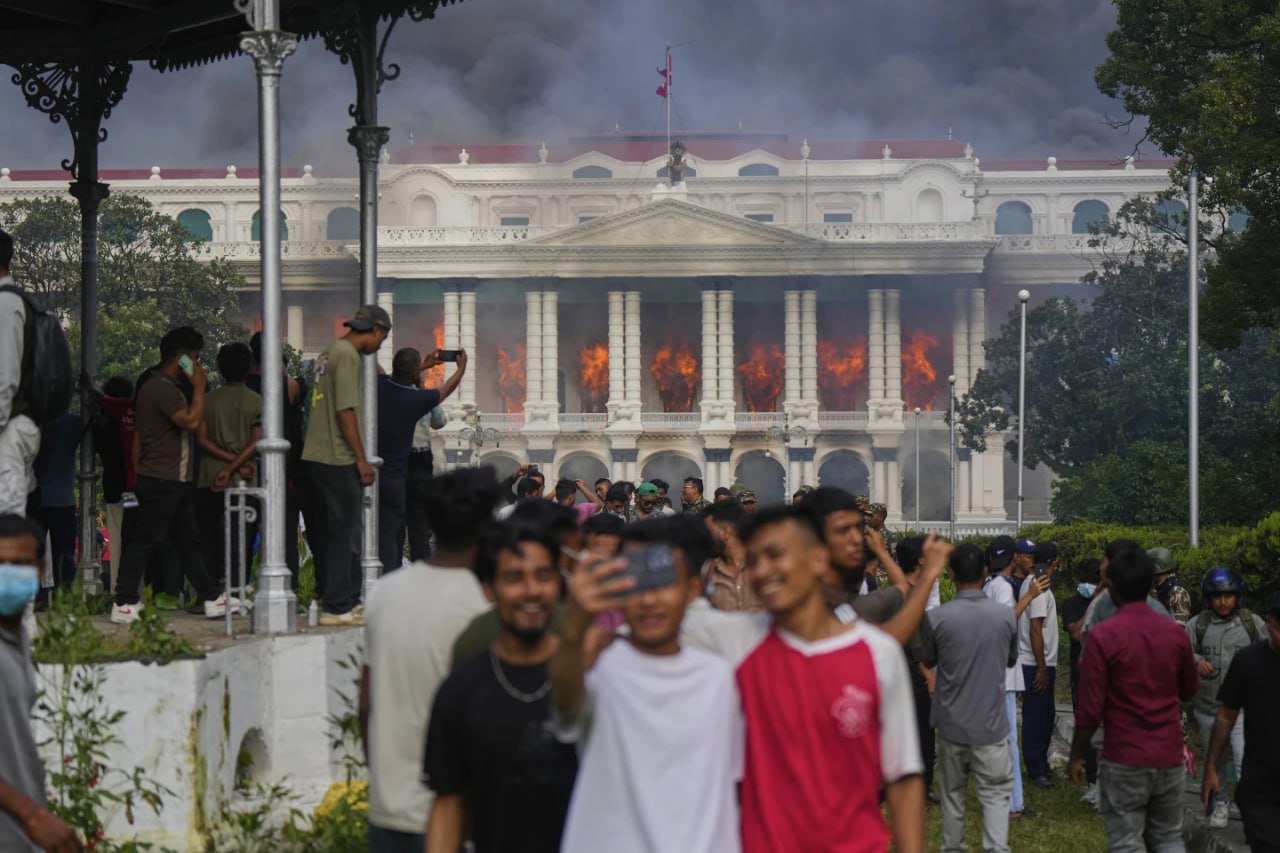 Общенациональный комендантский час в Непале отменен сообщает издание Himalayan times Непальская армия первоначально ввела комендантский час до утра субботы С отменой ограничений возобновилось движение общественного транспорта а также отправились автобусы дальнего следования из Катманду в другие части страны говорится в материале Напомним что впервые в истории страны пост премьер министра заняла женщина Экс председатель Верховного суда Сушилу Карки стала главой временного правительства которому поручено провести новые парламентские выборы в течение шести месяцев и передать власть Фотография AP Photo Niranjan Shrestha Подписаться Читать эксклюзив