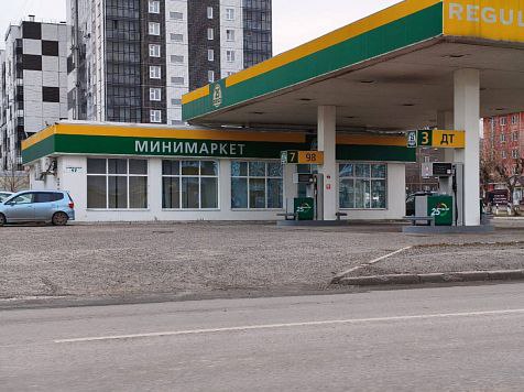 В Красноярске закрылись все филиалы АЗС 25 Часов Об этом корреспонденту 7 канала Красноярск рассказали очевидцы Водители говорят что сначала начал пропадать бензин а затем один за другим закрывались заправки Сейчас на каждом пистолете висит табличка Сливается бензовоз но ни бензовоза ни рабочих нет Табло с ценниками не горит азсроссии рф