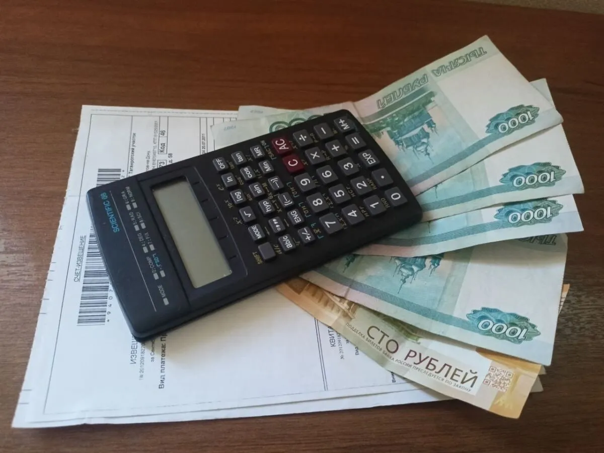В Ростовской области свежая порция управляек должников ТНС энерго опубликовала антирейтинг управляющих компаний за 1 квартал 2026 года Общее число злостных неплательщиков снизилось с 69 до 42 но появились и новые лица В списке Ростов Новочеркасск Красный Сулин Абсолютный лидер антирейтинга ростовская УК Покровский с долгом 6 3 млн рублей Особое внимание вызывает группа компаний из Батайска Их объединяют одни и те же учредители из северного региона а суммарный долг превышает 12 млн рублей В ТНС энерго предупреждают долги УК это прямые риски для жителей Компании которые наращивают задолженность могут лишиться лицензии domostroyrf