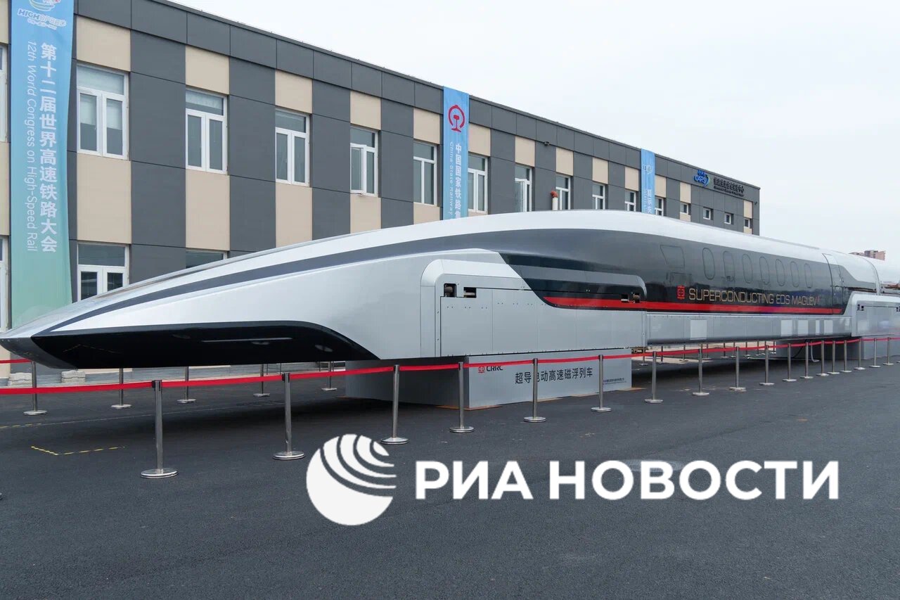 Китай показал прототип нового поезда маглев, который сможет развивать скорость до 600 км/ч, передает корреспондент РИА Новости. Поезда маглев – это поезда на магнитной подушке. Они, по заявлению разработчиков, обладают высокой эффективностью, безопасностью, энергосбережением и экологичностью. В Китае с 2004-го действует коммерческая линия для поездов на магнитной подушке, она связывает Шанхай с международным аэропортом "Пудун", поезда на линии развивают скорость до 430 км/ч. Ветка маглева есть и в Пекине, но там разогнаться можно только до 105 км/ч. Новый же поезд – компании CCRC Changchun Railway Vehicles – как ожидают разработчики, будет особенно востребован на маршрутах между крупнейшими городами КНР. Инженеры надеются, что строительство коммерческих линий для таких поездов в большем масштабе начнется через 5 лет. / Все наши каналы