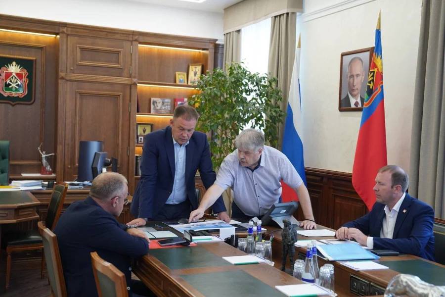 Губернатор Илья Середюк провел совещание по градостроительному развитию Кемерова На совещании по градостроительным вопросам под председательством губернатора Кузбасса Ильи Середюка рассмотрели перспективные идеи и предложения по развитию города Кемерово. Участники совещания, в том числе архитекторы и инвесторы, обсудили предложения, касающиеся размещения новых объектов, а также комплексного подхода к освоению территорий. В частности, рассматривались перспективы застройки территории общегородского центра ниже ТРК «Лапландия», строительство жилого здания напротив цирка, размещение нового здания Арбитражного суда, а также использование современных материалов для отделки фасадов.