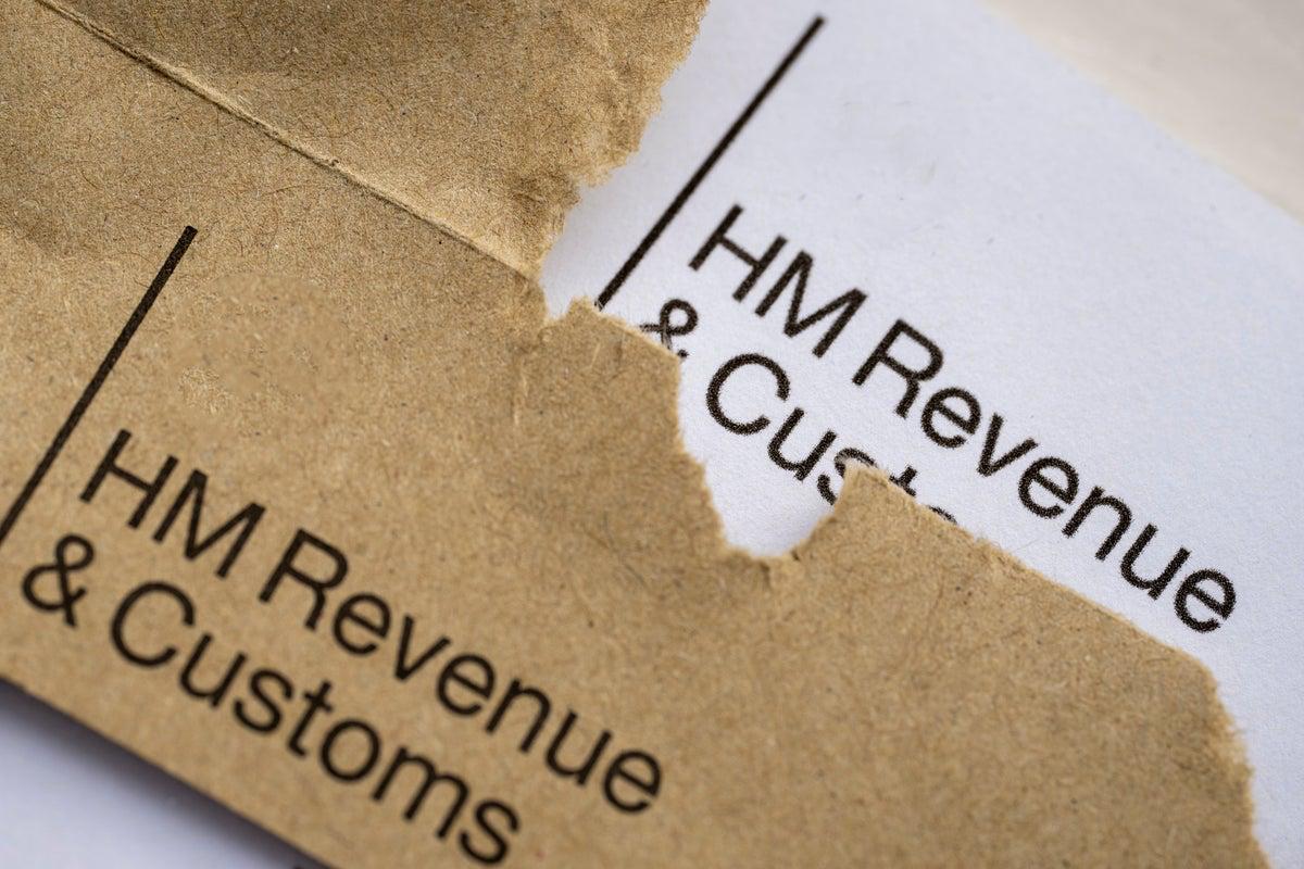 Налоговая и таможенная служба Великобритании HMRC понесла ущерб в размере 47 миллионов фунтов стерлингов в результате фишинговой атаки. По словам представителей налогового орагна, инцидент начался еще в прошлом году. Личные аккаунты около 100 тысяч налогоплательщиков были взломаны. HMRC заблокировало затронутые учетные записи, а их владельцы получат официальное уведомление в течение следующих трех недель. Исполнительный директор HMRC Джон-Пол Маркс отметил, что пострадавшие держатели счетов не понесут «никаких финансовых потерь», а организованная преступная деятельность была направлена на хищение государственных средств. Сейчас HMRC сотрудничает с правоохранительными органами в Великобритании и за рубежом, чтобы привлечь виновных к ответственности.