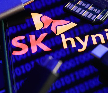 SK Hynix создает собственную ИИ компанию инвестируя 10 млрд долларов IT Home Из поставщика ключевых компонентов компания превращается в полноценного игрока на рынке искусственного интеллекта SK Hynix объявила о создании собственной ИИ компании Для этого ведущий производитель памяти планирует инвестировать 10 миллиардов долларов