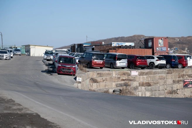 Цены на популярные автомобили с пробегом в Приморье в третьем квартале по сравнению с первым снизились на 10 9 а средняя цена составила 1 720 000 рублей Такие данные привели эксперты Авито Авто проанализировав динамику средних цен в этой категории Наиболее заметно в третьем квартале на вторичном рынке по сравнению с январем мартом снизились средние цены автомобилей марок Porsche до 6 миллионов рублей 40 6 Ford до 2 1 миллиона рублей 25 4 Nissan до 950 тысяч рублей 17 4 Toyota до 1 3 миллиона рублей 15 5 и Suzuki до 850 тысяч рублей 15 Наиболее доступными среди моделей стали Mercedes Benz S класса 37 5 и Mitsubishi Delica D5 34 5 Стоимость Toyota Crown и Mercedes Benz C класса в сравнении с первым кварталом уменьшилась на 25 и на 22 7 соответственно С начала года 21 модель подешевела более чем на 5 Также в январе сентябре заметно снизились цены на Mercedes Benz 13 6 Volkswagen 9 4 Mitsubishi 7 7 Audi 7 1 и Hyundai 5 7 Подешевели и Hyundai Staria 19 Honda Freed 15 5 Geely Monjaro 12 8 Hyundai Elantra 12 1 и Hyundai Grand Starex 10 5 Средняя цена зависит как от изменения стоимости конкретной модели так и от изменения структуры рынка средняя цена будет тем ниже чем в продаже будет больше доступных версий определенной модели или бюджетных транспортных средств конкретной марки Цены на автомобили с пробегом по словам директора направления Автомобили с пробегом в Авито Андрея Ковалева снижаются на протяжении нескольких месяцев При этом в последнее время растет спрос со стороны покупателей в сентябре по сравнению с августом он вырос на 10 Такая динамика связана с ожиданием грядущих регуляторных изменений которые могут повлиять на стоимость и доступность машин на российском рынке В текущей ситуации покупка авто выглядит особенно выгодной предложение остается широким а снижение ключевой ставки повышает привлекательность автокредитов прокомментировал Андрей Ковалев директор направления Автомобили с пробегом в Авито