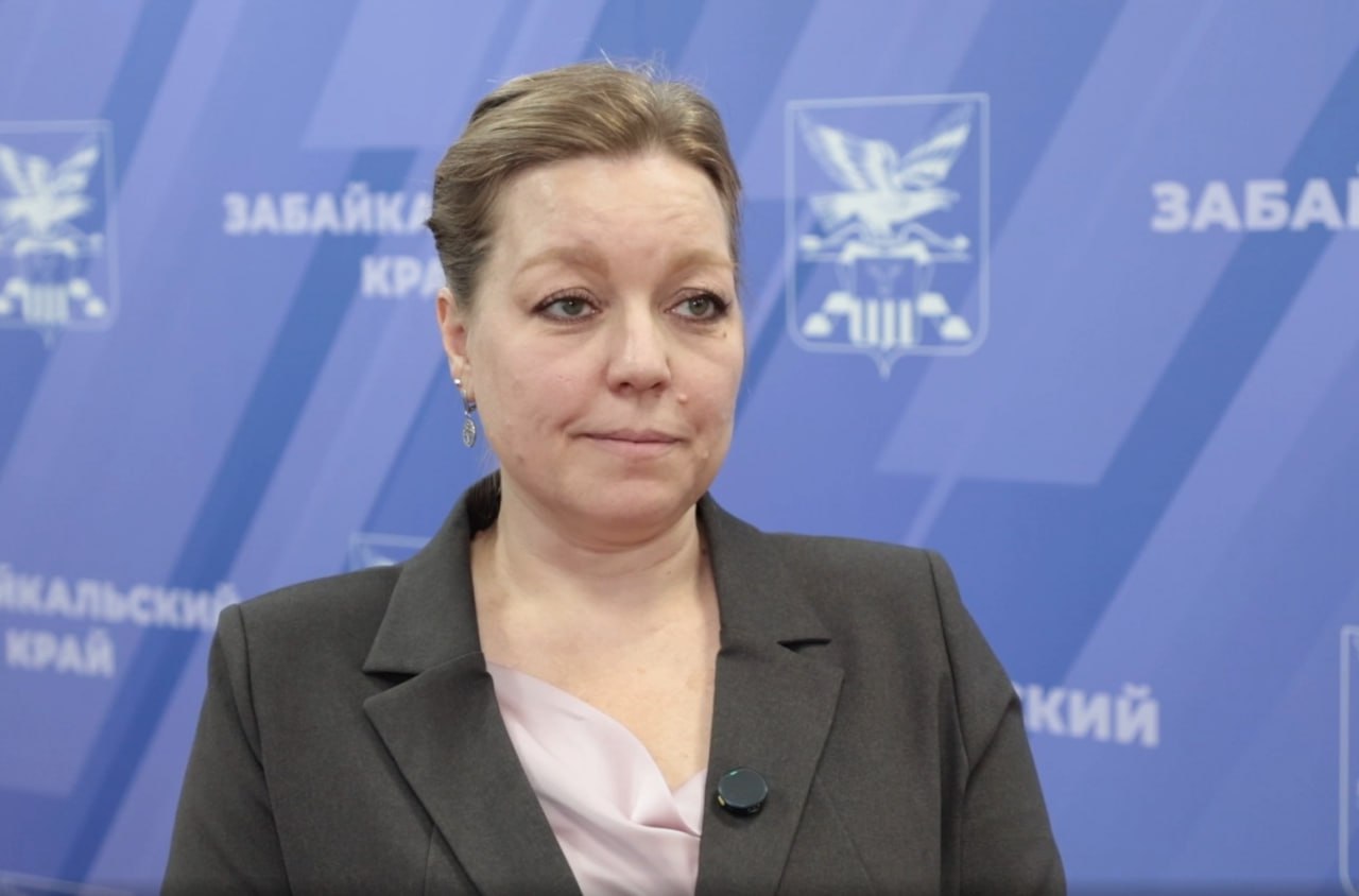 Более трёх тысяч многоквартирных домов Забайкалья имеют домовые чаты в мессенджере МАХ  В конце декабря 2025 года Президент России Владимир Путин подписал закон обязывающий управляющие компании взаимодействовать с жильцами многоквартирных домов через домовые чаты на платформе МАХ который разработан в рамках национального проекта Экономика данных и цифровая трансформация государства В Забайкальском крае такое взаимодействие выстраивалось в течение последних месяцев Как рассказала исполняющая обязанности начальника Государственной жилищной инспекции Забайкальского края Елена Смородникова на территории региона находится порядка четырёх тысяч многоквартирных домов которыми управляют почти 200 организаций В МАХ создаются домовые чаты Создателем всех домовых чатов выступил Минстрой России Госжилинспекция региона назначена владельцем всех чатов В ручном режиме в течение последних месяцев мы назначали администраторов управляющие компании На сегодняшний день более трех тысяч многоквартирных домов имеют домовые чаты в мессенджере МАХ уточнила Елена Смородникова Исполняющая обязанности начальника Государственной жилищной инспекции Забайкальского края отдельно добавила что главная задача создания чатов в МАХ сократить время взаимодействия между управляющими компаниями и собственниками Это подтверждает и представитель одной из управляющих компаний в Чите Ольга Раджабова На обслуживании этой организации находятся 18 домов в различных районах Читы В декабре мы создали домовые чаты Многие опасаются всё новое всегда кажется страшным поэтому ведётся разъяснительная работа Чаты в других мессенджерах пока остаются активными мы направляем жильцам ссылки на МАХ Те кто перешёл в новые домовые чаты отмечают что заявки для управляющих компаний стали отрабатываться быстрее рассказала представитель УК Фарос Ольга Раджабова  Кроме того Елена Смородникова сообщила что в Государственную жилищную инспекцию поступают обращения забайкальцы зная о мошеннических схемах не переходят по ссылкам приходящим им на электронную почту Для того чтобы процесс был прозрачным необходимо в приложении Госуслуги Дом найти кнопку Перейти в домовой чат и вас автоматически добавят в него добавила Елена Смородникова  Напомним что в случае аварийных ситуаций жителям Забайкальского края необходимо связываться с аварийной службой через приложение Госуслуги Дом Также можно позвонить по телефонам 28 26 33 28 26 34 28 26 37 28 25 03 28 26 83 28 27 02   Подписывайтесь TG VK MAX