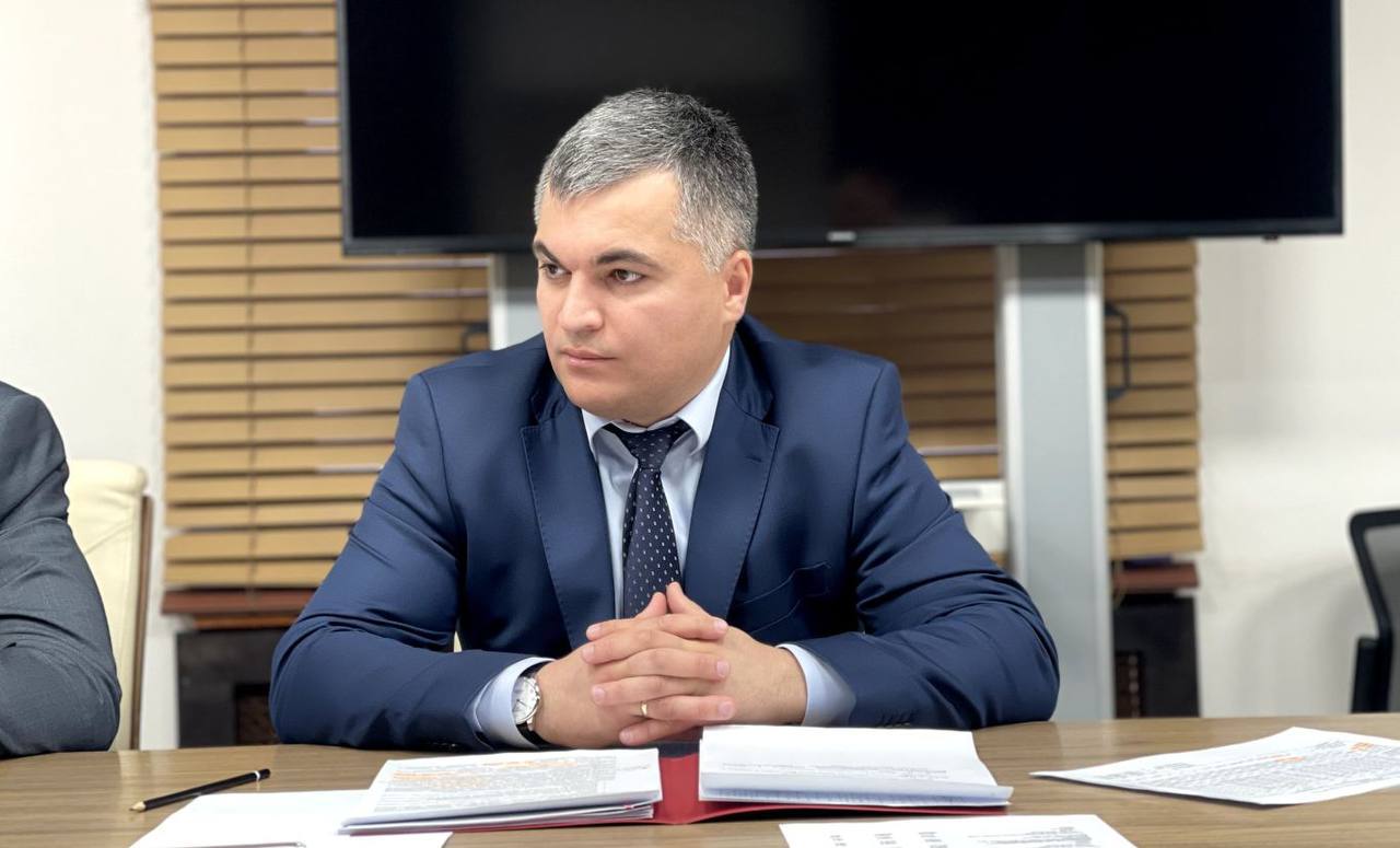 На первого заместителя Министра сельского хозяйства Республики Северная Осетия Алания Алана Макиева возложено временное исполнение обязанностей руководителя ведомства Соответствующий Указ подписал Глава РСО Алания Сергей Меняйло севернаяосетия алания главарсоа правительство