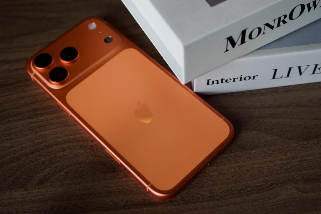 Apple кинула владельцев iPhone 17 Pro с очень полезной функцией для съёмки Компания Apple значительно прокачала камеры в моделях iPhone 17 Pro и iPhone 17 Pro Max но вместе с этим технично вырезала одну из полезных функций которая есть во всех предыдущих Прошках Речь идёт о ночной съёмке в режиме Портрет И это не баг или ошибка подставу подтверждает документ поддержки Apple В нём конкретно говорится что одна из предыдущих функций приложения Камера была удалена ночной режим больше недоступен в режиме Портрет Режим Портрет представляет собой довольно популярную функцию для пользователей нативной Камеры а все кто снимает в темноте уже привыкли использовать ночной режим для создания отличных портретов при слабом освещении Эта функция доступна на iPhone 12 Pro Pro Max iPhone 13 Pro Pro Max iPhone 14 Pro Pro Max iPhone 15 Pro Pro Max iPhone 16 Pro Pro Max Интересно как получилось что функция доступная на всех моделях Pro с 2020 года внезапно исчезла в iPhone 17 Pro Возможно в будущем Apple прислушается к пользователям и вернёт эту фичу в обновлении ПО iguides