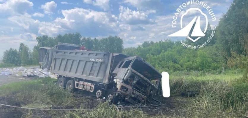 В Сосновском районе улетел в кювет и загорелся большегруз  В Сосновском районе  Челябинская область  сегодня днем, девятого июня, столкнулись два большегруза, один из них загорелся. Пострадали двое человек.  Авария произошла на 12 километре автомобильной дороги Аргаяш-Долгодеревенское  поворот в поселок Мирный .  Мужчина 1967 года рождения за рулем «Шакмана», поворачивая налево, не предоставил преимущества в движении и совершил столкновение с грузовиком «Ивеко», которым управлял мужчина 1985 года рождения.  Как сообщает региональная Госавтоинспекция, после столкновения «Шакман» оказался в кювете и загорелся.  Оба водителя получили травмы и были госпитализированы.  URALPRESS.RU