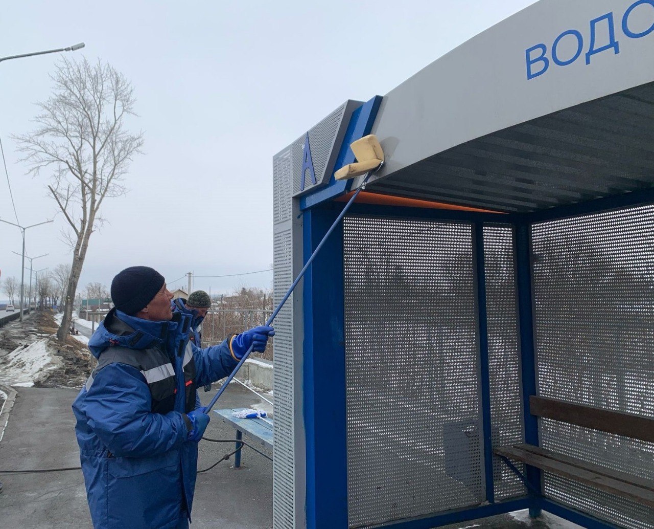 После зимы город приводят в порядок. С наступлением теплой погоды в Кургане стартовали работы по помывке остановочных комплексов.  За несколько дней уже помыты остановочные павильоны вдоль шоссе им. Тюнина, по проспекту Машиностроителей, улицам Б.-Петрова, Чернореченская, Карбышева, 9 Мая.  На этой неделе планируется помыть центральную часть города. В порядок приведут остановки по улицам Ленина, Гоголя, Пролетарская, Куйбышева, К. Мяготина.  Отметим, что помывка проводится с помощью поливомоечных машин. Рабочие очищают посадочные места, а также стенки остановочных комплексов с помощью чистящих средств и керхера, очищают остановочные комплексы от несанкционированной рекламы, размещенной в неустановленных местах, а также убирают мусор с прилегающих территорий.  Фотографии подрядных организаций.