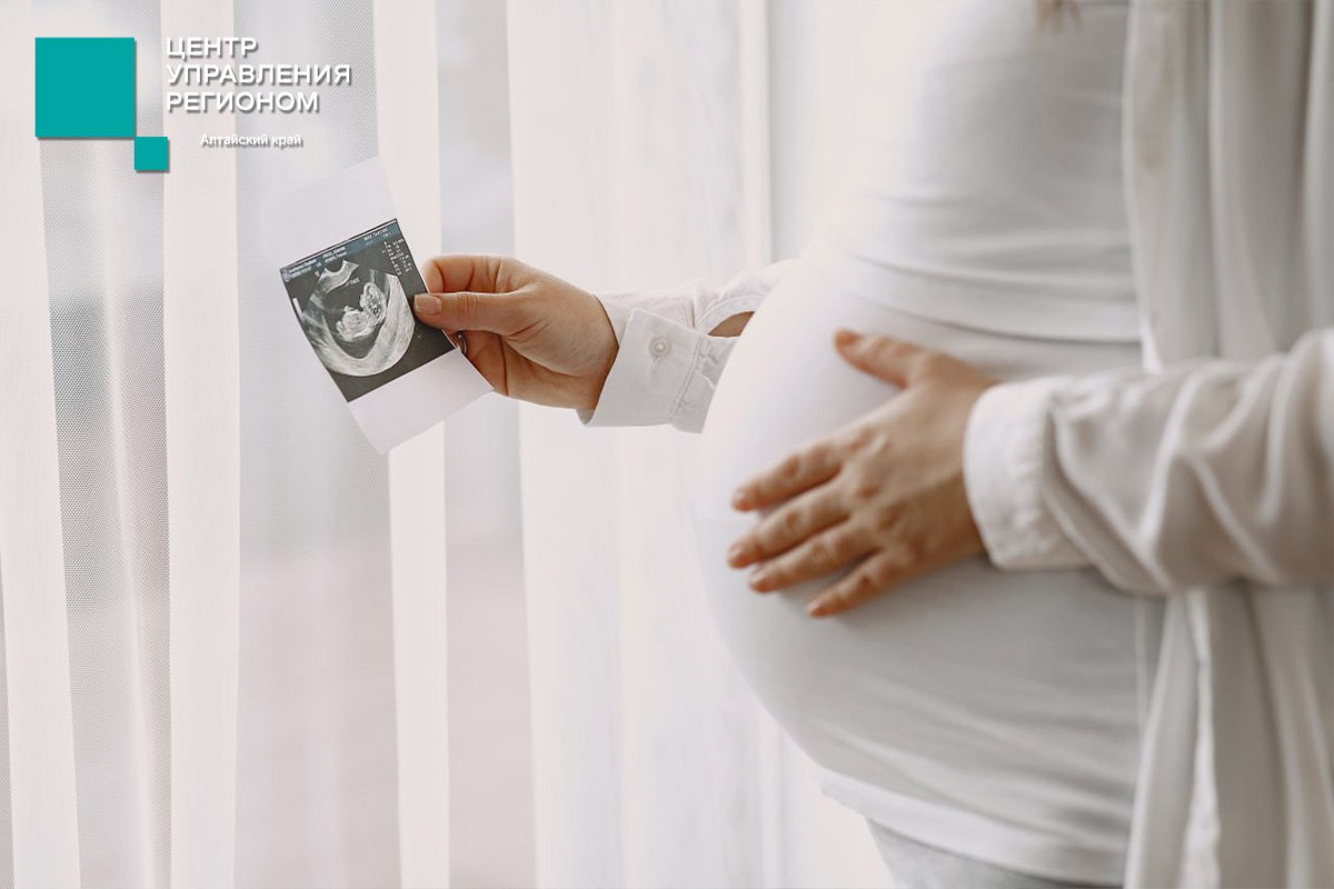 Пособия Соцфонда будущим мамам женам защитников Отечества увеличили С 1 февраля 2026 г размер выплаты составляет 45054 24 руб Единовременное пособие выплачивает Отделение СФР по Алтайскому краю будущим мам чьи мужья проходят военную службу по призыву либо учатся на первом курсе военного училища или на первом курсе военной кафедры учебного заведения Это одна из многочисленных мер поддержки государства защитникам Отечества и их семьям Пособие назначают при сроке беременности более 180 дней Его предоставляют в фиксированном размере и ежегодно индексируют Подать документы можно на Госуслугах в клиентской службе СФР или в МФЦ Важно Заявление необходимо подать не позднее 6 месяцев со дня окончания службы в армии по призыву Подробнее обо всех льготах участникам СВО и их семьям читайте в специальном разделе на сайте Социального фонда России