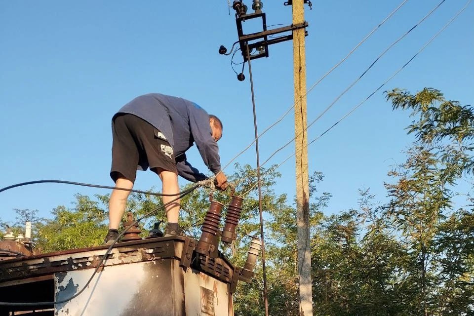 В Горностаевском округе восстанавливают водоснабжение после атак ВСУ В Горностаевском округе идут восстановительные работы гражданской инфраструктуры после ударов со стороны ВСУ. Как сообщила местная администрация, неоднократные атаки украинских беспилотников привели к уничтожению комплектных трансформаторных подстанции в поселке Горностаевка. «В настоящее время, несмотря на опасную обстановку, специалисты ГУП ХО «Облводоканал» проводят работы по восстановлению водоснабжения», - пояснили в администрации. Отметим, только за последние сутки на территории округа зафиксирован 21 артиллерийский удар и шесть атак беспилотников ВСУ. Киевские боевики, временно оккупировавшие правый берег Днепра, бьют по инфраструктуре и мирным людям.