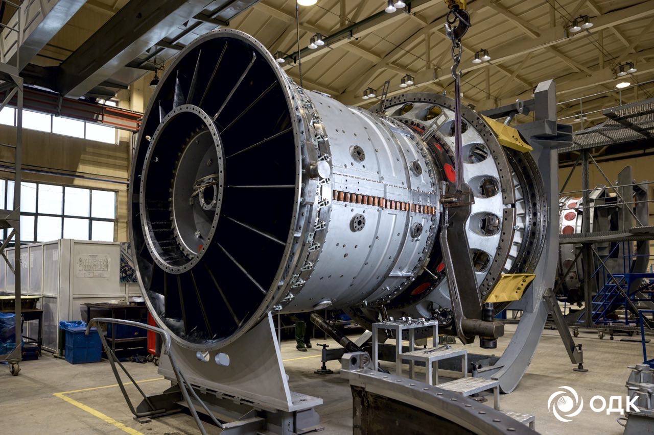 ОДК передала заказчику третью серийную турбину ГТД 110М для крупнейшей электростанции Юга России Объединенная двигателестроительная корпорация Ростеха изготовила третью серийную газовую турбину большой мощности ГТД 110М После успешных приемо сдаточных испытаний двигатель передан заказчику Оборудование будет установлено в составе крупнейшей электростанции Юга России Оценка работоспособности ГТД 110М проводилась на испытательном стенде Ивановской ГРЭС в Комсомольске Стенд обеспечил возможность комплексной проверки характеристик турбины с выдачей полной мощности в электросеть В ходе испытаний турбина доказала надежность работы при выходе на номинальную мощность 115 МВт Обеспечение энергетической безопасности страны одна из стратегических задач в решении которой участвует Госкорпорация Ростех Отечественная турбина большой мощности ГТД 110М в составе электростанции в Ростовской области повысит надежность энергоснабжения потребителей южных регионов и будет способствовать развитию экономики края Сегодня наша Объединенная двигателестроительная корпорация вышла на ритмичные поставки этого двигателя четвертую серийную турбину ГТД 110М планируется поставить заказчику уже в текущем году В настоящее время специалисты продолжают работу над совершенствованием эксплуатационных характеристик машины В результате планируется увеличить ее ресурсные показатели и улучшить технологичность обслуживания сказал первый заместитель генерального директора Госкорпорации Ростех Владимир Артяков Газовая турбина ГТД 110М производится на предприятии ОДК Сатурн За поставку оборудования на энергообъекты отвечает ОДК Инжиниринг На сегодняшний день изготовлено уже три серийных двигателя Первый серийный агрегат работает на ТЭС Ударная в Краснодарском крае с октября 2024 года ГТД 110М в заводской готовности уже поступила на объект для монтажа и дальнейшей эксплуатации в составе мощной парогазовой установки Это вторая серийная турбина ГТД 110М для энергообъекта в Ростовской области первая была поставлена в сентябре 2025 года Оснащение проводится в рамках реализации проекта модернизации станции с применением трех ГТД 110М в составе блоков ПГУ 324 и ПГУ 170 Запуск в работу группы ГТД 110М в Ростовской области станет важным шагом на пути укрепления энергосистемы южных регионов страны отметил генеральный директор ОДК Инжиниринг Андрей Воробьев ГТД 110М первая произведенная в России турбина в классе мощности 90 130 МВт Она предназначена для привода генераторов в составе газотурбинных и парогазовых установок мощностью до 500 МВт Коэффициент полезного действия составляет порядка 36 что сопоставимо с лучшими на мировом рынке газотурбинными двигателями для энергетики Мощность эффективность надежность
