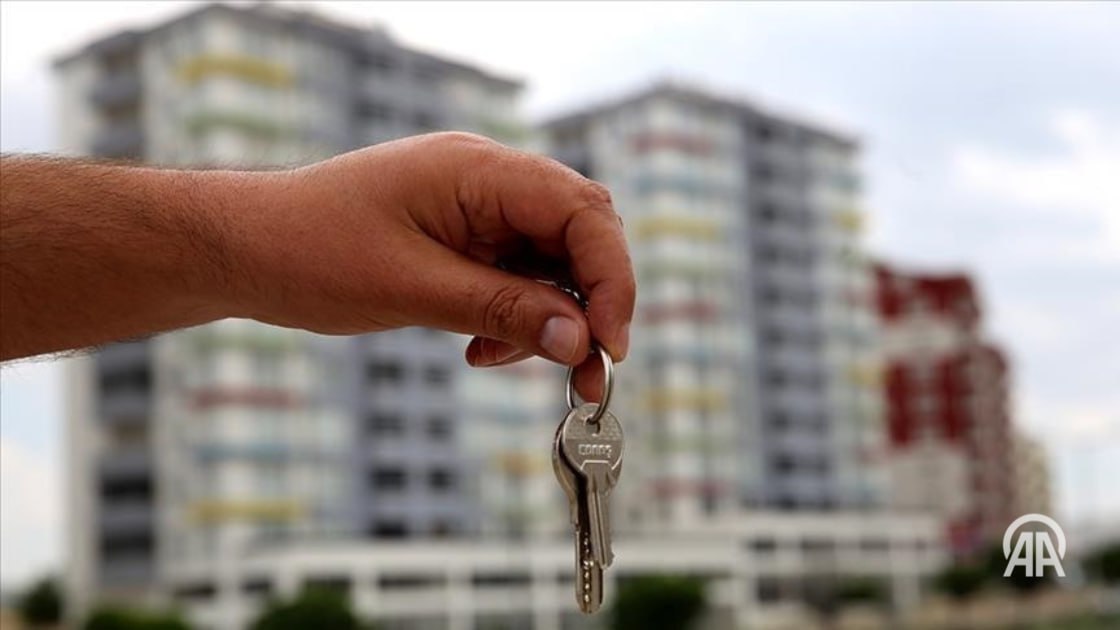 В Турции в мае 2025 года было продано более 130 тыс. единиц жилья В Турции в мае 2025 года было продано 1771 жилое помещение иностранным гражданам — это на 14,2% меньше по сравнению с маем прошлого года. Такие данные опубликовал Турецкий институт статистики TÜİK . Сделки с иностранцами составили 1,4% от общего объема продаж жилья в стране за месяц. Больше всего недвижимости иностранцы приобрели в Стамбуле — 648 объектов. За ним следуют Анталья 594 объекта и Мерсин 145 . ↘ Подробнее на нашем сайте: v.aa.com.tr/3604301 24/7 в сутки с Агентством «Анадолу»