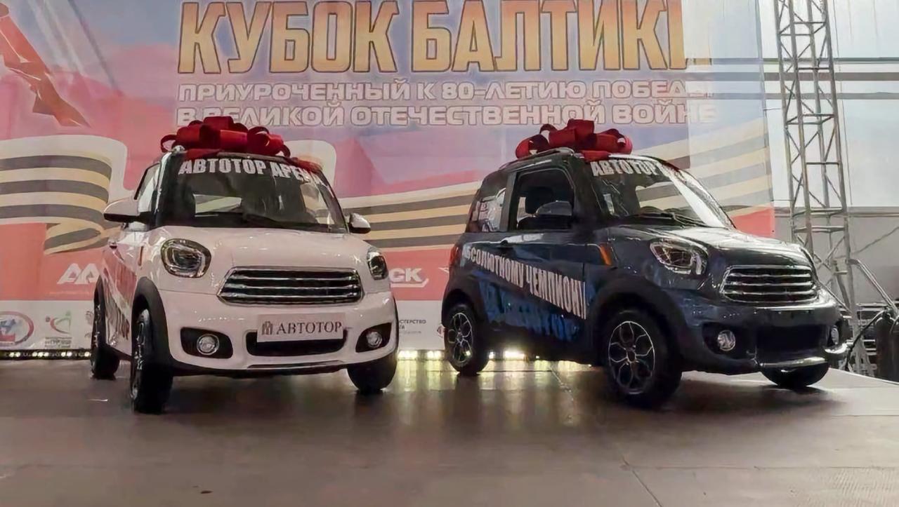 Калининградский Автотор показал миниатюрный электрокар Eonyx, который скоро выпустит в России. Авто — локализированный китайский Sunshine EEC, который по документам проходит как тяжёлый квадрицикл нужны права B1 . Максимум разгоняется до 80 км/ч, а на одном заряде проезжает ~150 км. Сколько будет стоить, пока не говорят: оригинал в Китае продают за ~450 000₽.