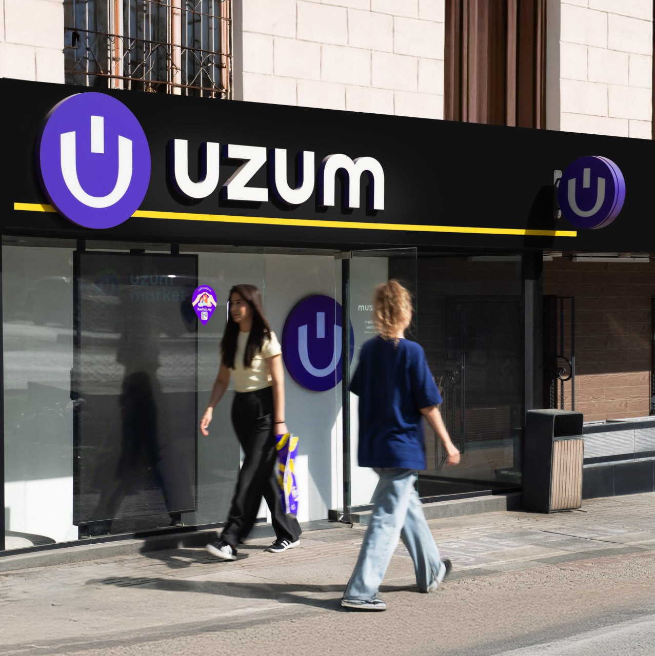 С базаров в приложения как изменился шоппинг узбекистанцев за последние 3 года В октябре отметил 3 года с начала работы крупнейший национальный маркетплейс Uzum Market за это время команда маркетплейса не только запустила крупнейший в регионе логистический хаб и помогла более чем 17 тыс предпринимателей в развитии их дела но и навсегда изменила привычки миллионов людей Что узбекистанцы чаще всего заказывали онлайн три года назад и что выбирают сейчас Ответы на эти и другие вопросы а также секреты выгодных покупок в исследовании от команды Uzum Market Аналитики маркетплейса регулярно проводят масштабные исследования с участием тысяч респондентов чтобы выяснить предпочтения и привычки жителей столицы крупных городов и небольших поселков куда также доставляет Uzum Market И если год назад узбекистанцы чаще всего покупали на маркетплейсе бытовую технику смартфоны и косметические товары то сегодня список популярных категорий дополнился категориями продукты питания одежда и обувь для взрослых и детей бытовая химия и товары для дома При этом перед покупкой более 50 опрошенных сравнивают цены на онлайн и оффлайн площадках изучают отзывы и характеристики товаров на Uzum Market Сегодня более 90 заказов с Uzum Market покупатели получают именно в пунктах выдачи где можно проверить товар и примерить одежду или обувь всего в стране работают более 1200 пунктов выдачи заказов в более чем 400 населенных пунктах Всего за 3 года Uzum Market доставил более 50 млн заказов причем ⅔ из них в регионы страны где ассортимент товаров доступных на базарах и в оффлайн магазинах меньше чем в столице Вместе с активным ростом онлайн платформ в Узбекистан пришла и культура распродаж узбекистанцы все чаще откладывают крупные покупки до распродажи 11 11 новогодней или других сезонных распродаж которые регулярно проходят на Uzum Market Telegram Facebook Instagram LinkedIn