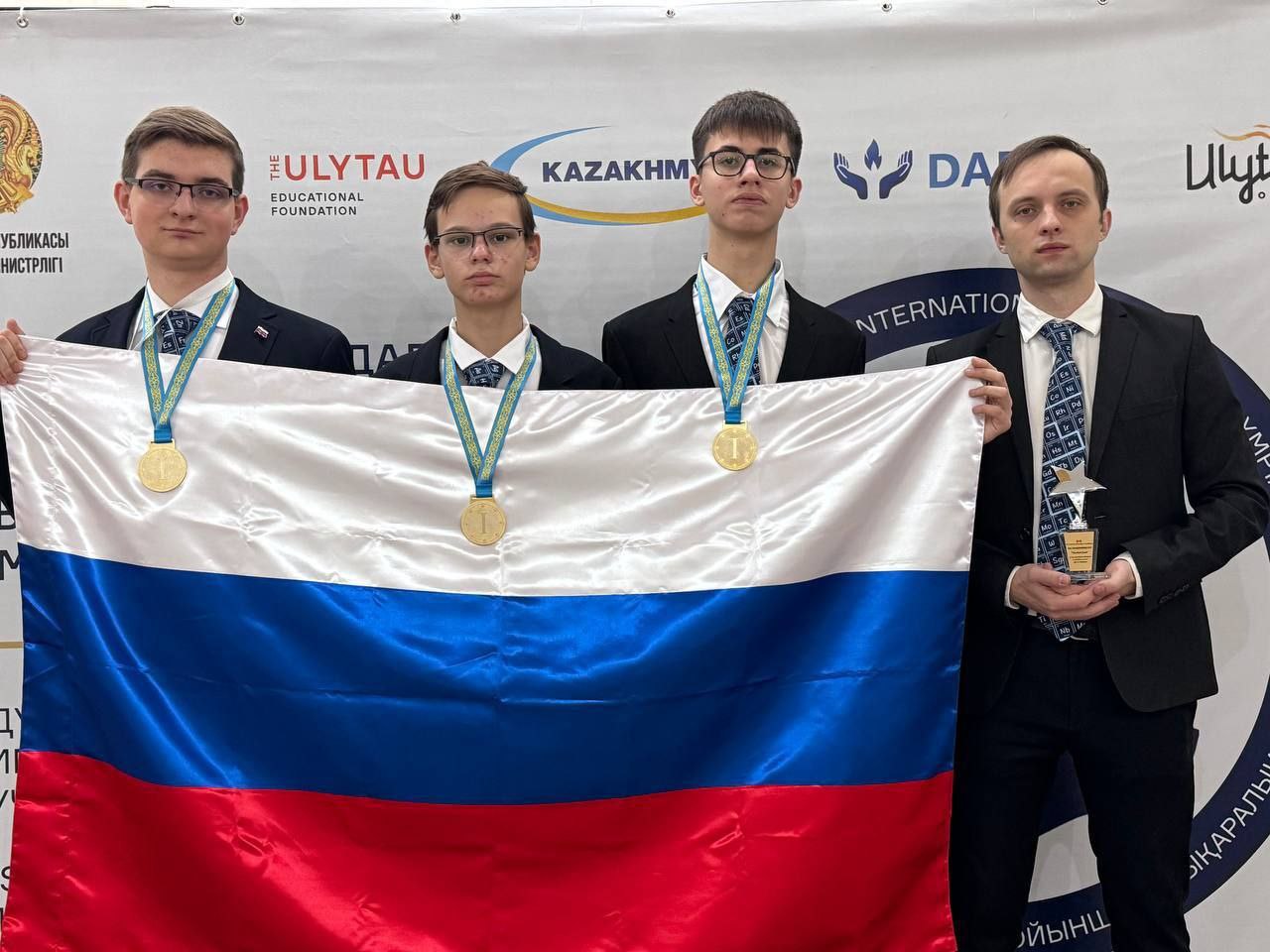 Российские школьники завоевали три золотые медали на международной олимпиаде по химии в Казахстане сообщили в аппарате вице премьера Дмитрия Чернышенко От Первого Лица Мы в MAX