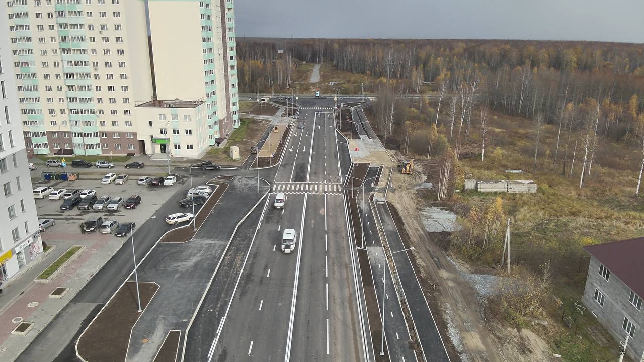 Новая дорога в Тобольске  Как рассказал глава города Петр Вагин, с открытием М-8 транспортный поток внутри 15-го микрорайона уменьшился: у жителей появилась возможность строить маршруты через новую магистраль. На проспекте Дзираева появился Т-образный перекресток, который обеспечивает свободное движение в любом направлении.   Работы на М-8 продолжаются. Сейчас ведется строительство на участке у проспекта Тимофея Чаркова, в разработке находится план организации дорожного движения. По словам мэра, на этом участке дороги находятся объекты сферы услуг, поэтому важно учесть их интересы и создать удобные подъезды.  Фото:    Тюменская область сегодня