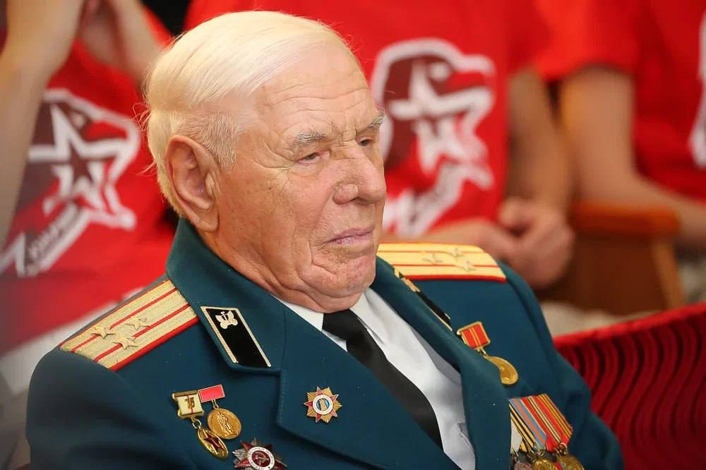 Глава Волгограда поздравил волгоградского ветерана Виктора Шестеля со столетним юбилеем Сегодня свой 100 й день рождения отмечает ветеран Великой Отечественной войны Почетный житель Волгоградской области Виктор Шестель Глава Волгограда Владимир Марченко по телефону поздравил Виктора Федоровича с днем рождения пожелал ему здоровья благополучия тепла заботы и любви родных и близких От имени всех волгоградцев выражаю Вам искреннюю признательность за все то что Вы сделали ради защиты нашей Родины за Вашу активную общественную работу на благо родного города Вы настоящий патриот нашего города и нашей страны сказал Владимир Марченко Виктор Федорович Шестель принадлежит к поколению победителей которое с честью прошло суровые испытания Великой Отечественной войны и неимоверной ценой завоевало долгожданную Победу для нашего народа Его жизненный путь заслуживает искреннего уважения является примером беззаветного служения родному Отечеству Уйдя на фронт в 1944 году он с оружием в руках принимал участие в освобождении Белоруссии Польши взятии Берлина После Победы Виктор Шестель остался верен стезе Защитника Отечества посвятив более 20 лет своей жизни службе в Вооруженных силах страны Передать подрастающему поколению правду о войне стало для ветерана еще одним из главных дел в жизни Виктор Федорович внес большой личный вклад в военно патриотическое воспитание волгоградской молодежи в развитие ветеранского движения в Волгограде Администрация Волгограда в MAX   max ru volgadmin