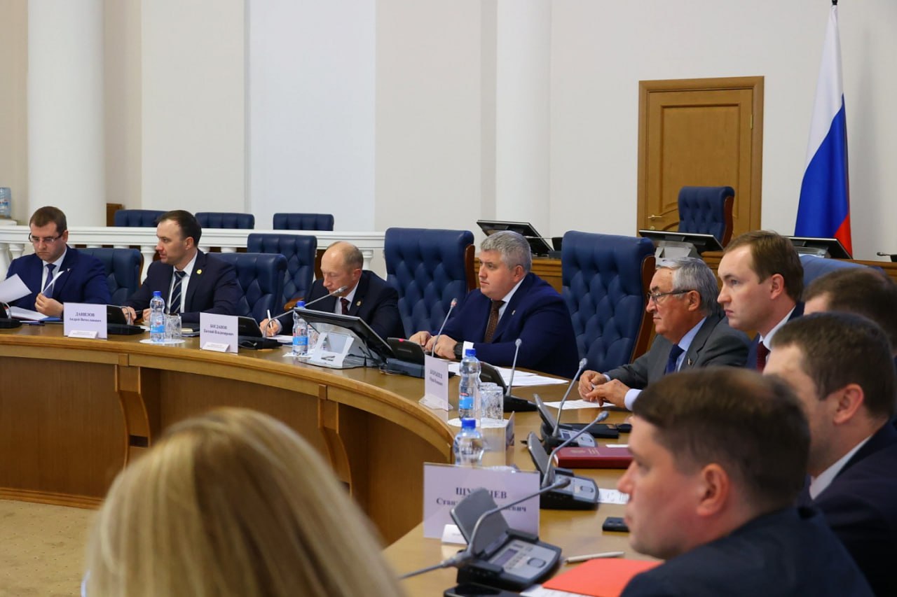Александр Дронов поставил задачу обеспечить безопасность детского летнего отдыха Глава региона провел оперативное совещание с членами регионального правительства, представителями подведомственных организаций и силовых структур. В этом году в Новгородской области в летние лагеря отправятся более 18 тысяч детей. Поэтому важно ежедневно отслеживать ситуацию, чтобы летний отдых прошел без ЧП. Безопасность детей – приоритет. На воде, на соревнованиях, культурных и массовых мероприятиях. Прошу все структуры держать это на контроле, - отметил врио губернатора. В этом году в Новгородской области в летние лагеря отправятся более 18 тысяч детей. Всего в регионе этим летом откроются 242 загородных и пришкольных лагеря.