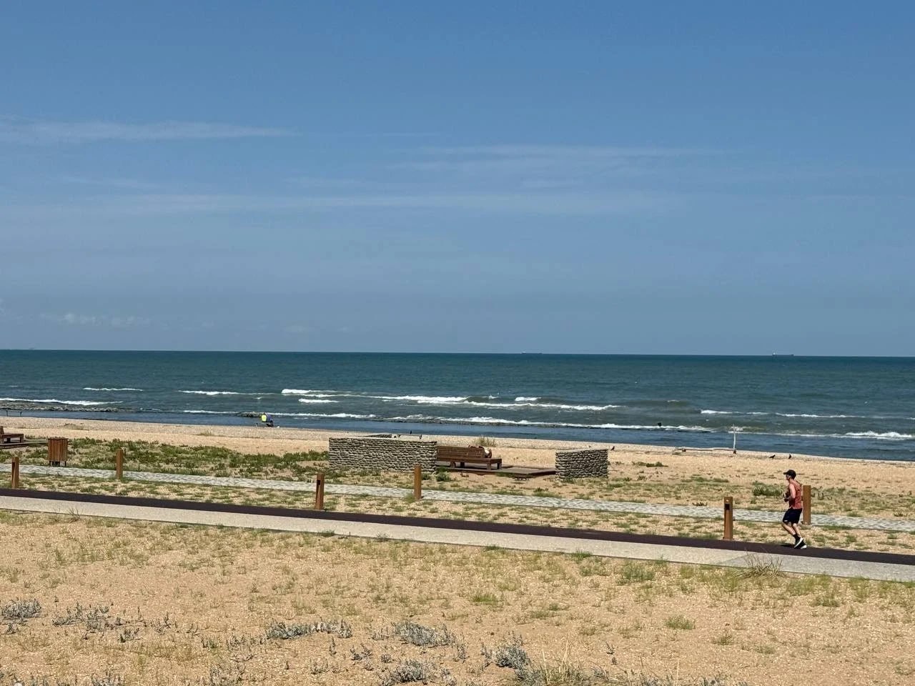 Дагестан направит 110 млн рублей на благоустройство 16 га пляжных зон В Дагестане началась подготовка к пляжному сезону на благоустройство прибрежных территорий в 2026 году выделено 110 млн рублей Работы затронут более 16 гектаров побережья в городах Каспийске и Избербаше а также в сёлах Зеленоморск Карабудахкентского района и Арабляр Дербентского района Как сообщили в Министерстве по туризму и НХП Дагестана проект включает создание современных зон отдыха оборудованных навесами и скамейками организацию пешеходных и велосипедных маршрутов а также комплекс мер по обеспечению безопасности отдыхающих Вся работа должна быть завершена в текущем году