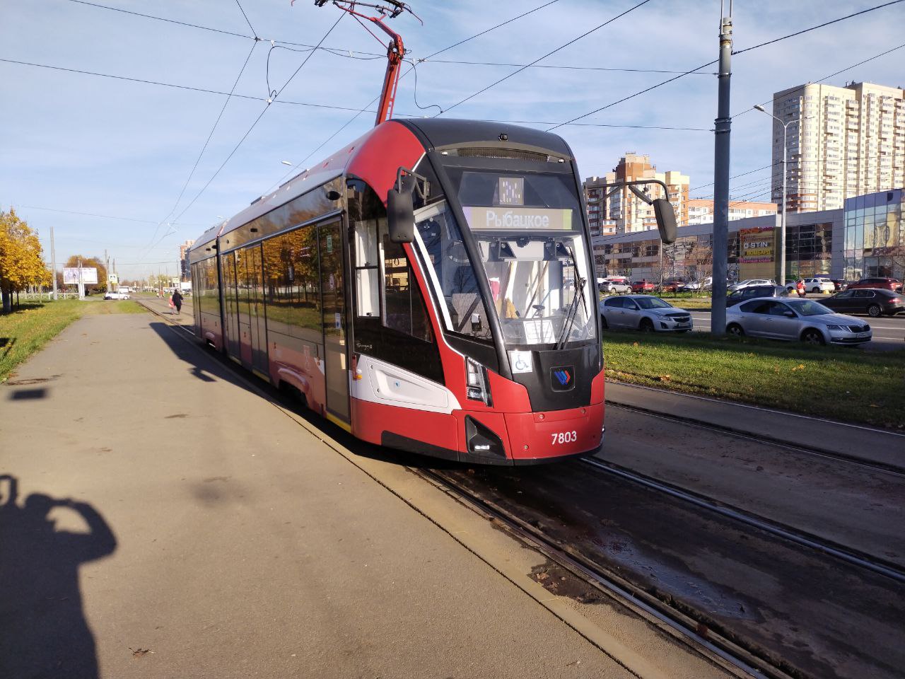Штрафы для "зайцев" в Петербурге увеличат в три раза. Комиссия по транспорту Законодательного собрания города поддержала законопроект о повышении штрафа за безбилетный проезд с 500 до 1500 рублей. Поводом для инициативы стало резкое увеличение числа пассажиров, не оплачивающих проезд. Если в 2021–2022 годах фиксировалось около 3800 случаев, то в 2024 году — уже более 14 700. В процентном отношении доля «зайцев» выросла почти до 5% от общего числа пассажиров. Это приводит к значительным финансовым потерям для бюджета города.