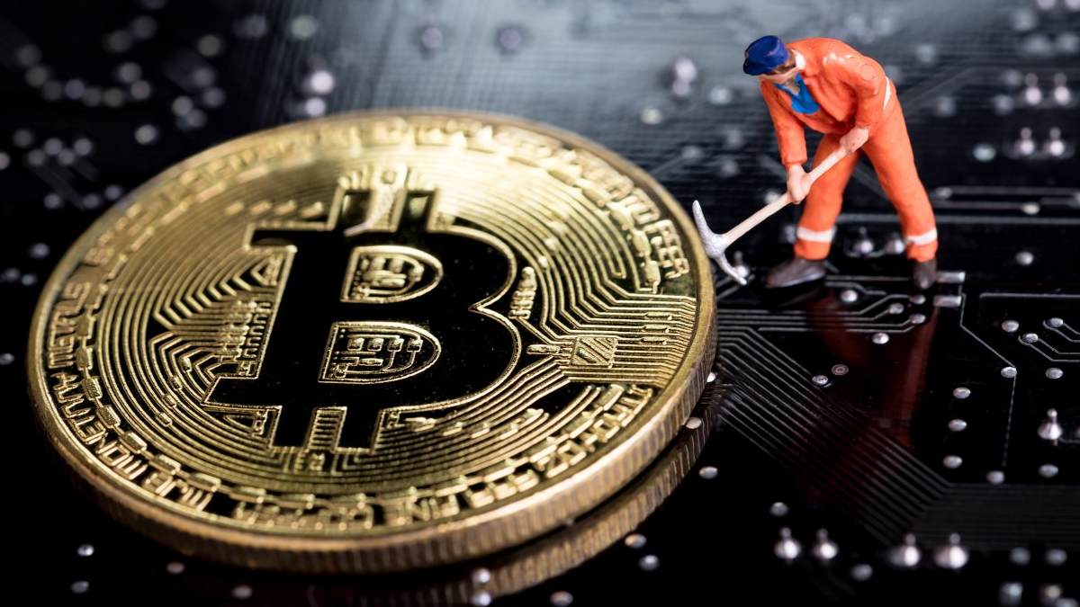 Минэнерго и ФАС проработают стимулирование привлечения криптомайнинга в регионы  Правительственная комиссия по развитию электроэнергетики отложила на 2 месяца вопрос о введении круглогодичного запрета майнинга криптовалют в районах Забайкальского края и Бурятии, сообщило ранее в четверг правительство.  "Минэнерго и Федеральная антимонопольная служба совместно с энергетическими компаниями за этот период также должны проработать мероприятия по экономическому стимулированию привлечения майнинговой нагрузки в профицитные с точки зрения электроэнергии и мощности регионы", - говорится в сообщении кабмина.      YouTube   sponsr.ru