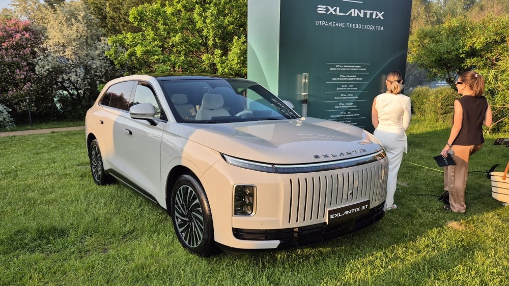 У гибридного кроссовера Exlantix ET в России улучшено программное обеспечение сообщили в компании Обновления включают в себя в частности функцию автономного обогрева тяговой батареи настраиваемые 3 положения зеркал передних сидений и рулевого колеса оптимизированный функционал радио и возможность использовать принудительную зарядку от ДВС в движении на любой скорости Кроме того стала более стабильной работа навигационной системы в фоновом режиме Система адаптивного круиз контроля АСС теперь имеет ограничение в 160 км ч вместо 130 км ч Усовершенствована система мониторинга слепых зон А иконка активации обдува лобового стекла появилась на рабочем столе головного устройства exeed chinamashina news