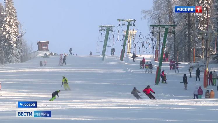 В Прикамье турпоток в зимние каникулы вырос на 30%    В Прикамье турпоток в зимние каникулы вырос на 30% по сравнению с 2024 годом. По данным турбизнеса, прирост по гостиницам в среднем зафиксирован на уровне 30%, по горнолыжным комплексам посещаемость выросла на 30-40 % в сравнении с предыдущим годом. Больше всего туристов в Прикамье приехало из Москвы и Московской области, Санкт-Петербурга, Республики Татарстан, ХМАО, ЯНАО, Челябинской, Свердловской, Самарской, Кировской областей, а также из Удмуртии, Республики Коми. Зарубежные страны были представлены туристами из Пакистана, Индии, КНР.