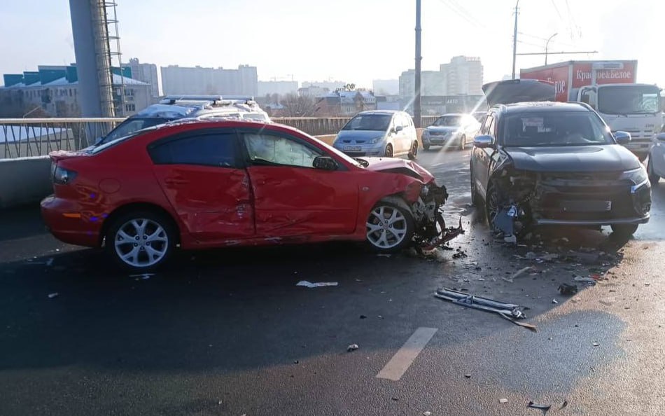 Пьяный водитель устроил в Краснодаре ДТП с 4 автомобилями.   Сегодня утром на Северном мосту 30-летний водитель «Мазда 3» не справился с управлением и столкнулся с одноимённым авто. От удара автомобиль выбросило на встречку, где он столкнулся с «Киа Солл», затем с «Мазда 3» и «Митсубиси».  Водитель «Мазда 3» уроженец Кабардино-Балкарской республики, ранее лишенный прав, находился в состоянии алкогольного опьянения. Он направлен в медицинскую организацию для освидетельствования.