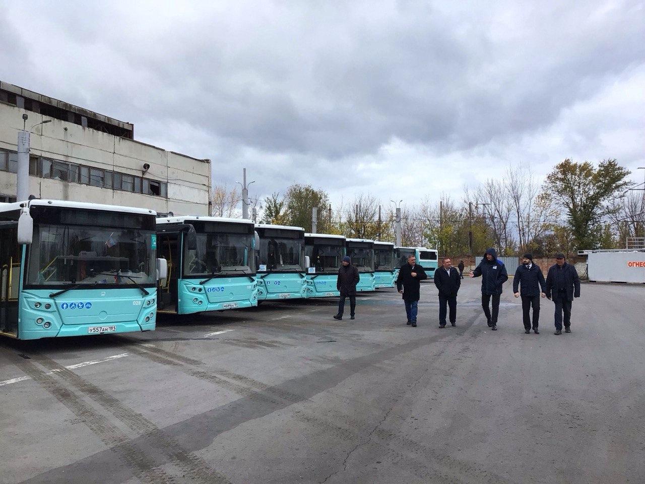 В Луганской Народной Республике организовано транспортное сообщение пассажирскими автобусными перевозками  С момента принятия Луганской Народной Республики в состав Российской Федерации началась активная работа по восстановлению транспортной отрасли, развитию сферы регулярных пассажирских перевозок.  В течение всего 2024 года с представителями профильного министерства, организаций-перевозчиков, с владельцами автовокзалов и автостанций ФБУ «Росавтотранс» велась совместная работа по формированию маршрутной сети и улучшению транспортной доступности субъекта.  В 2024 году реализована поставка нового подвижного состава в рамках программ федеральной поддержки регионам, велась работа по вводу в эксплуатацию поставленных единиц техники и её гарантийного обслуживания.  Что касается организации пассажирских автобусных перевозок по межрегиональной маршрутной сети, то в настоящий момент установлено 299 маршрутов, имеющих начальный или конечный остановочный пункт на территории региона.   ПОДРОБНЕЕ ЧИТАЙТЕ ЗДЕСЬ