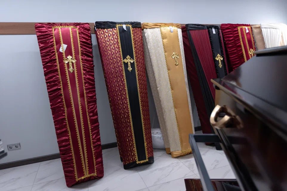 Пособие на погребение проиндексируют с 1 февраля 2026 года Размер выплаты с указанной даты увеличится с 9 165 37 руб до 9 678 63 руб Получить выплату сможет любой кто взял на себя организацию похорон