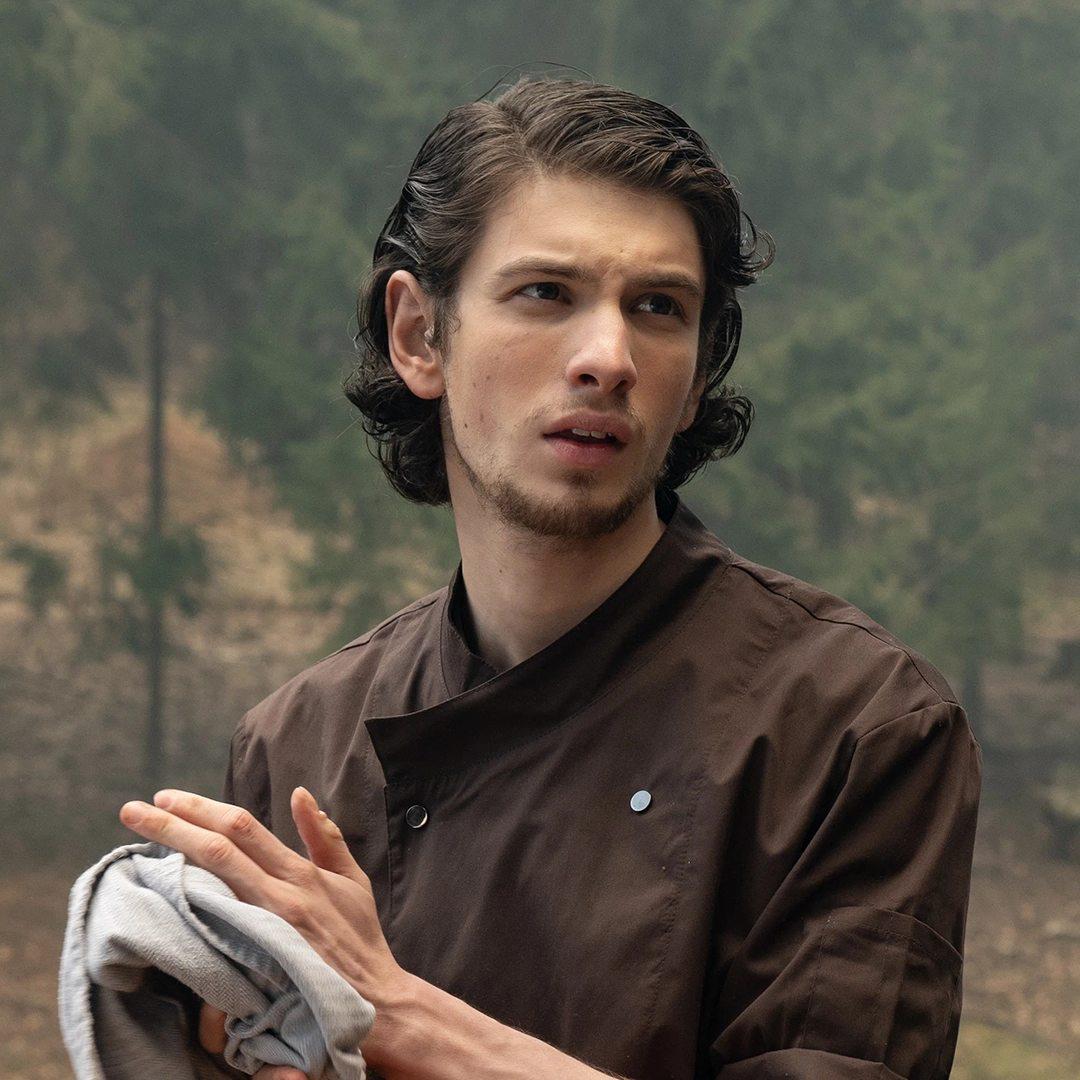 Наш Марк Эйдельштейн исполнит главную роль в англоязычном байопике Становясь Капой   Он сыграет легендарного военного фотокорреспондента Роберта Капу а роль его возлюбленной Герды Таро досталась Эстер Макгрегор это дочь Юэна Макгрегора Съёмки картины уже завершены хотя точная дата выхода в прокат пока не объявлена Ждём