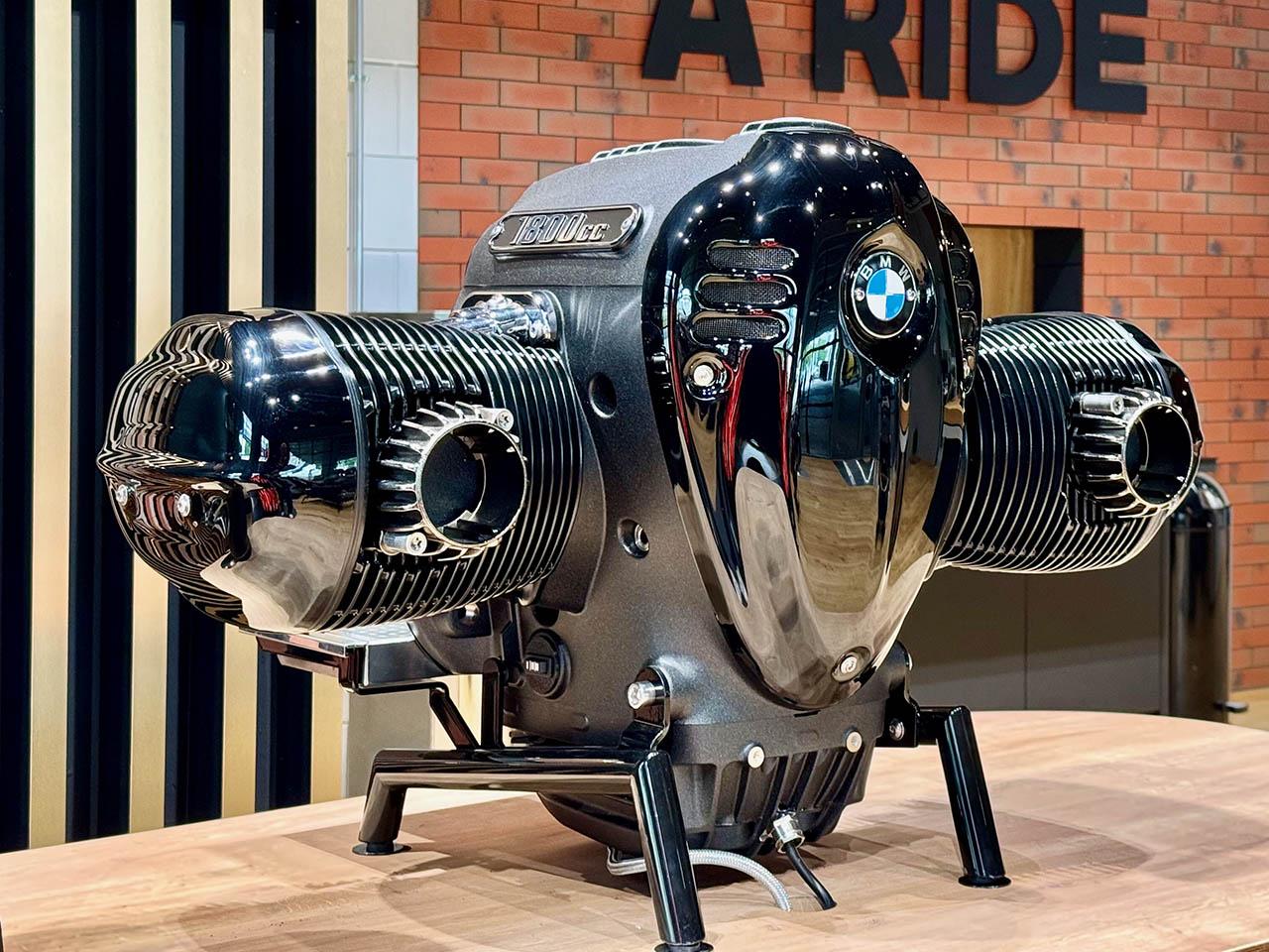 BMW по цене Lada Granta: вышла кофемашина Big Coffee Boxer, которую собрали на основе двигателя байка BMW R18.   Это самый мощный двухцилиндровый оппозитный мотор в истории BMW, и теперь в нем есть плавающий поддон для капель. А еще топовое оснащение для варки кофе от немецкой ECM.  Всего выпустят 80 экземпляров по €7900  ₽730 тыс. . Такую BMW мы можем себе позволить.   Дипфейкер  Наш бот для дипфейков   Новый бот