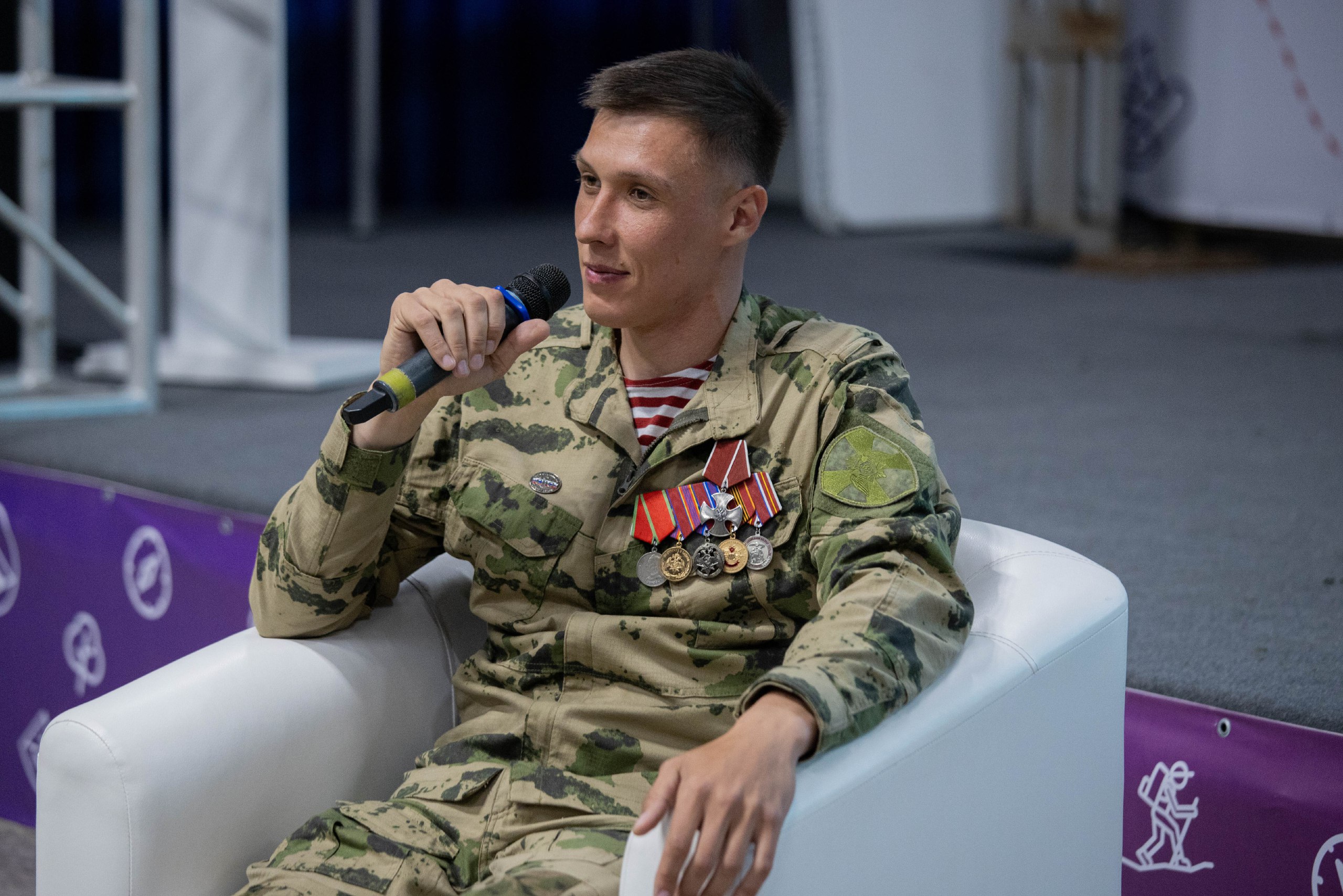 Старт Всероссийской военно-патриотической игры «Зарница 2.0» 27 мая на базе центра «Машук» начался региональный этап Всероссийской военно-патриотической игры «Зарница 2.0» среди профессиональных образовательных организаций. Мероприятие объединило активных и целеустремленных юношей и девушек, готовых развивать свои навыки и знания в области начальной военной подготовки. В рамках открытия состоялась встреча с Дмитрием Дмитриевичем Кулаковым, педагогом дополнительного образования лицея №20, начальником штаба Юнармии и председателем ассоциации ветеранов СВО города Пятигорска, который поделился своим опытом и вдохновил участников на победы. Дмитрий Дмитриевич является обладателем множества наград, включая Орден мужества и медаль за службу в спецназе — его история служит примером мужества и чести для молодежи. Победители регионального этапа получат возможность представить наш край на окружном этапе игры и посоревноваться с лучшими командами по всей стране.