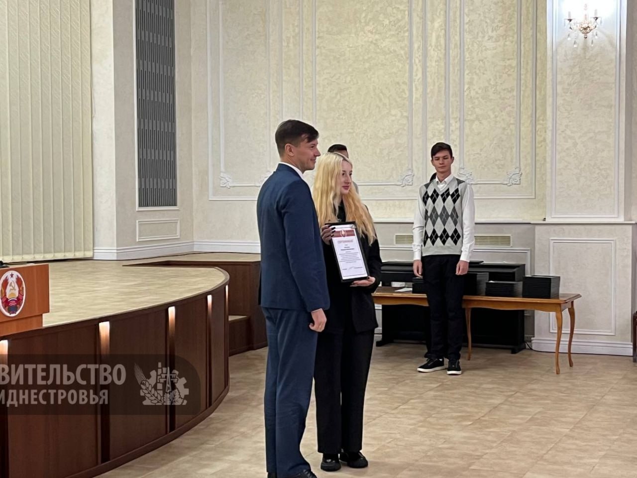В Приднестровье чествуют обладателей президентской стипендии Эта награда вручается самым активным и талантливым представителям молодежи тем кто демонстрирует успехи в учебе науке спорте творчестве и общественной жизни В этом году стипендиатами стали 101 студент и учащийся из разных городов и районов республики Первый заместитель руководителя Аппарата Правительства Алексей Цуркан поздравил стипендиатов подчеркнув что поддержка молодых и целеустремленных приднестровцев стратегическая инвестиция в будущее страны С 2001 года Президентскую стипендию получили более двух тысяч молодых приднестровцев Пресс служба Правительства