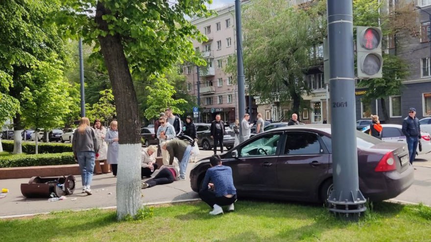 Ford Focus сбил женщину у здания облправительства Машина вылетела с дороги на тротуар. Какие травмы получила женщина – неизвестно. Уточняем информацию.