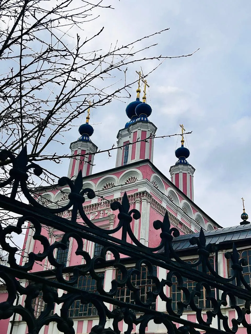 Православные христиане отмечают сегодня Антипасху Антипасха христианский праздник который отмечается в первое воскресенье после Пасхи В православном календаре он также известен как Неделя о Фоме А в народе его называют Красная горка В этот день верующие вновь переживают радость Воскресения Спасителя и вспоминают апостола Фому Он усомнился в воскресении Иисуса Христа и сказал что не поверит в него пока не увидит своими глазами И воскресший Господь явился апостолу срециально Он показал свои пробитые гвоздями руки ноги рёбра и сказал Фома смотри и веруй