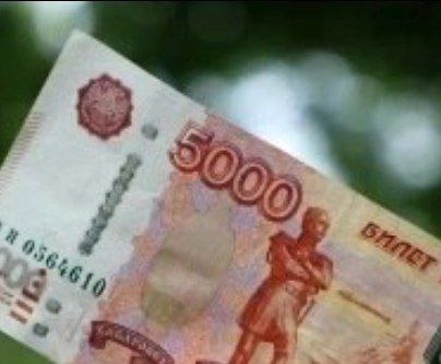 Фальшивомонетчики Приморья предпочитают подделывать пятитысячные купюры  Во втором квартале 2025 года кассиры банков в Приморье обнаружили 14 фальшивых банкнот Банка России.   «Среди этих купюр было 9 поддельных пятитысячных банкнот, четыре тысячных и одна фальшивка номиналом 500 рублей. В аналогичном периоде прошлого года в банковской системе региона было выявлено 13 поддельных российских банкнот», - сообщили в Дальневосточном управлении Центробанка.  Из 44 фальшивок, выявленных за второй квартал этого года в банковской системе ДФО, около 80% пришлось на пятитысячные купюры, 9 имели номинал 1000 рублей, одна — 500 рублей.   Кроме того, в банковской системе Дальневосточного федерального округа в этот период было обнаружено 7 поддельных иностранных денежных знаков. В их числе доллары США и китайские юани.