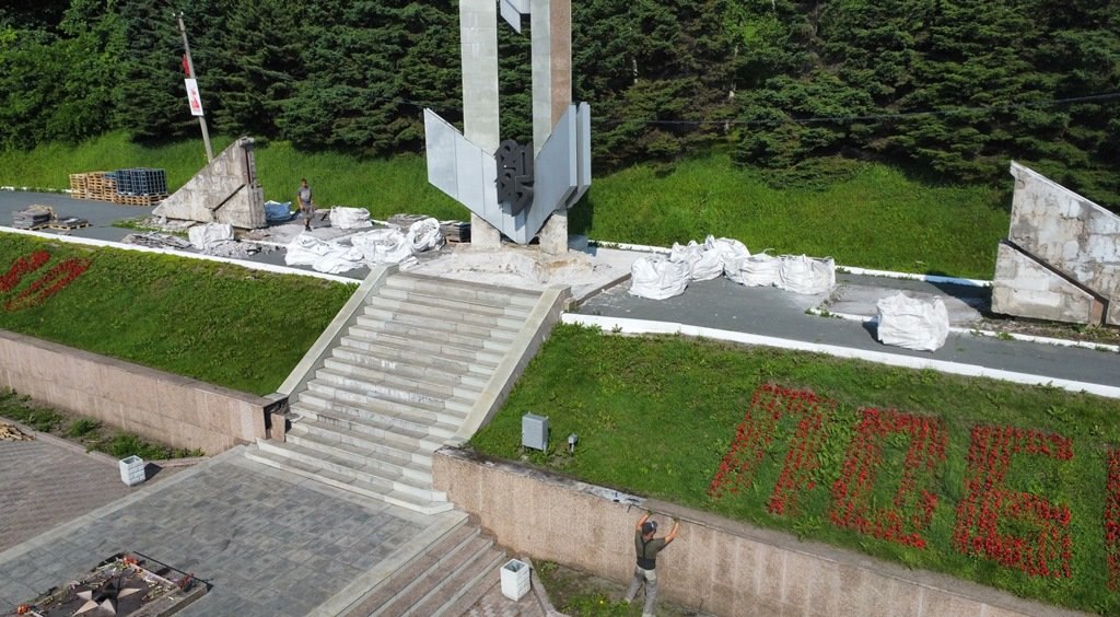 Компания-подрядчик приступила к комплексному восстановлению мемориального комплекса, посвященного Победе в Великой Отечественной войне. Первым этапом стал демонтаж ветхих гранитных плит и мемориальных табличек — их заменят на новые. Основные работы: Укрепление железобетонных конструкций, полная замена гранитной облицовки, реставрация элементов монументального ансамбля. Процесс контролируют Инспекция по охране объектов культурного наследия Приморья и профильные специалисты. Завершить реставрацию планируют к декабрю 2025 года. Обновленный мемориал станет более устойчивым к погодным воздействиям, сохранив при этом свой символический облик.