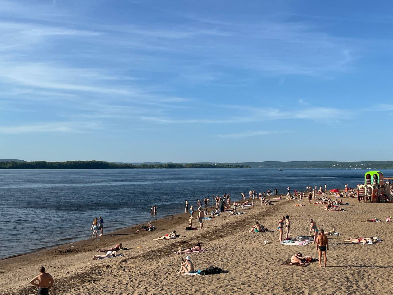 В Самарской области 25 пляжей официально разрешены для купания Роспотребнадзор провел проверку пляжей на наличие инфекционных возбудителей. По состоянию на 20 июня специалистами было проведено исследование 39 образцов воды на микробные показатели, 54 образца проверены на наличие инфекций, 27 изучены на предмет паразитов, а 9 образцов проанализированы на санитарно-химическое состояние в зонах отдыха у водоемов. В течение периода с 11 по 20 июня 2025 года обнаружены отклонения по микробиологии на двух пляжах: второй очереди набережной Самары и острове Орловское Новокуйбышевска. Однако опасных микроорганизмов выявлено не было. Итоги проверок подтвердили безопасность купания на 25 официальных пляжах Самарской области. : ГТРК Самара