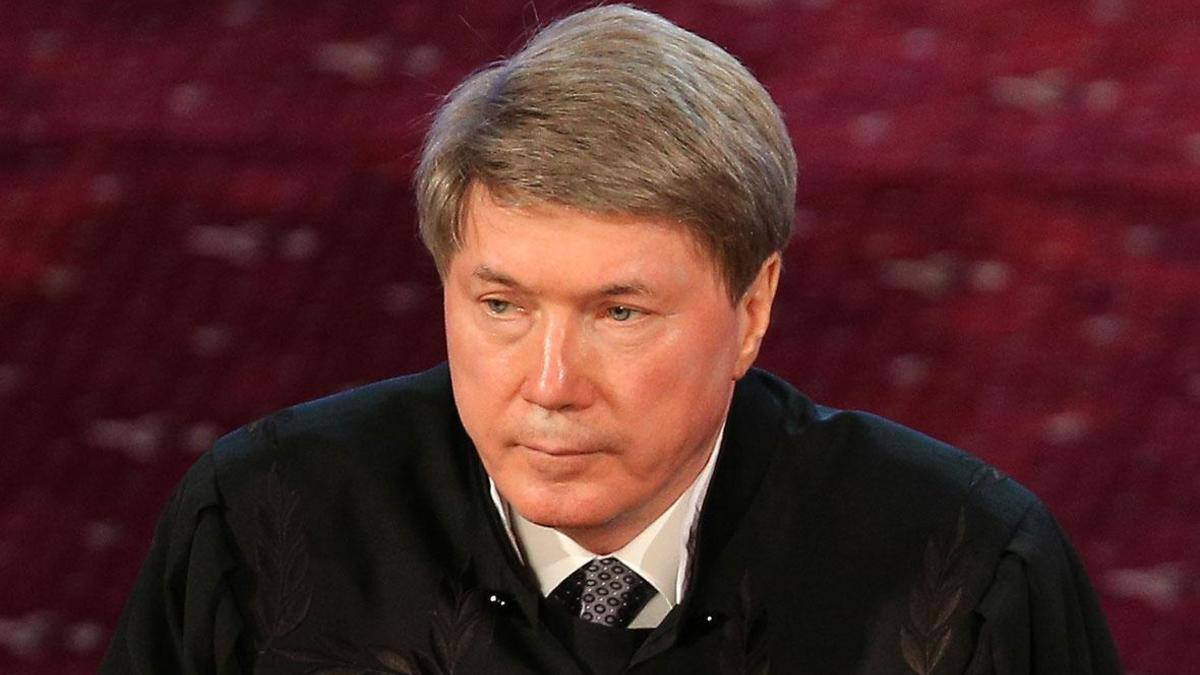 Громкая новость вчерашнего дня Красногорский городской суд Московской области удовлетворил иск Генпрокуратуры РФ против бывшего председателя Краснодарского краевого суда Александра Чернова За 25 лет что Чернов возглавлял главный суд Кубани его семья обогатилась на миллиарды Имущество фигуранта и его соответчиков изъято в доход государства Рыночная стоимость конфискованных объектов превышает 13 млрд рублей В казну обращено сельхоз предприятие капитализация которого превышает 3 млрд рублей а годовая выручка составляет 725 млн рублей Комплекс включает 100 земельных участков на 5 тыс гектаров общей стоимостью более 1 7 млрд рублей Кроме того по иску Генпрокуратуры конфискованы 25 земельных участков 19 коммерческих зданий 18 офисных помещений 12 квартир и 13 машино мест Также в государственную собственность перешло 25 долей в уставном капитале ООО Бар Рубин С ответчиков взыскано 3 1 млрд рублей полученных от реализации имущества приобретенного незаконным путем Еще 1 2 млрд рублей были найдены на их счетах Александр Чернов был председателем Краснодарского краевого суда с 1994 по 2019 год