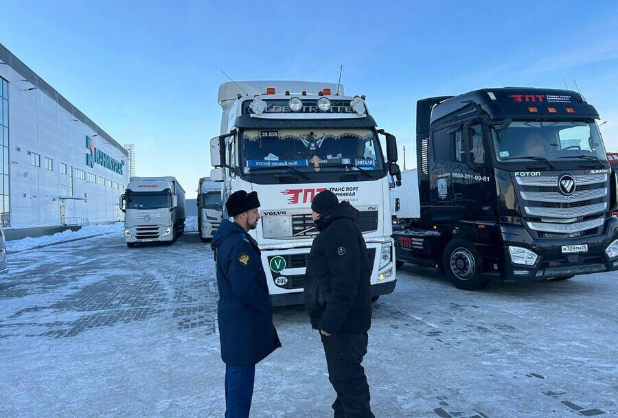 Транспортная прокуратура проводит проверку по сообщениям об огромных очередях из фур на пункте пропуска «Кани-Курган»