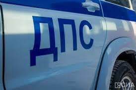 Официальный представитель МВД Ирина Волк опубликовала пост об отважном поступке якутских инспекторов ГАИ Официальный представитель МВД Ирина Волк в своем тг-канале рассказала о мужестве якутских коллег. Сотрудники Госавтоинспекции МВД по РС Я лейтенанты полиции Роман Обоев и Игорь Находкин во время утреннего патрулирования в Хатассах заметили дым над одним из домов. Прибыв на место, увидели работающий пожарный расчет, но также и то, что пламя перекинулось на соседний дом, и зашли, чтобы проверить, есть ли там люди. А там было три человека, причём один из них был неходячим из-за перенесенного недавно инсульта. Роман Обоев вынес его, а Игорь Находкин помог остальным выйти с вещами и документами.