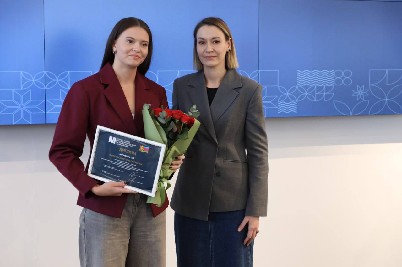 Погордимся за нашу коллегу Анастасия Пирогова стала лауреатом конкурса региональной журналистики имени Бориса Максудова Жюри отметило её специальный репортаж Сила слова Награду вручила супруга Бориса Максудова Ольга Армякова В этом году конкурс охватил 44 региона страны А для участия было прислано более 900 заявок Он проходит в память о военкоре Борисе Максудове В 2023 году украинские боевики обстреляли колонну журналистов под Мирным в Запорожской области Бориса с тяжёлыми ранениями доставили в больницу но 23 ноября он скончался Благодарен всем кто продолжает его дело служит правде и проявляет сопричастность к нашим защитникам Как отметила супруга Бориса Ольга он не оставлял никого равнодушным готовил сюжеты о наших бойцах и верил что правда главное оружие журналиста Каждый из его коллег участников и победителей конкурса вносит значимый вклад в нашу общую победу написал в своём телеграм канале Вениамин Кондратьев   Быть в курсе Мы в MAX