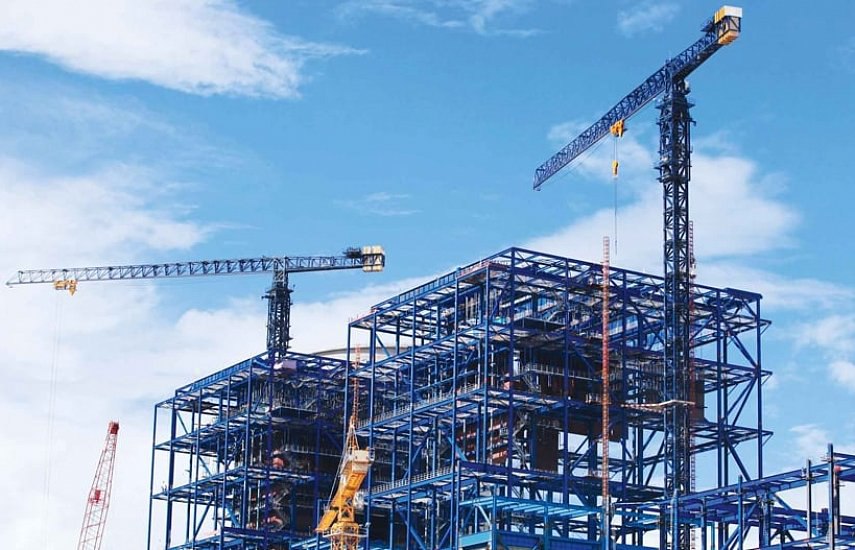 В АДМИНИСТРАЦИИ СОЧИ РАССКАЗАЛИ О ПЛАНАХ ПО УВЕЛИЧЕНИЮ НОМЕРНОГО ФОНДА К 2033 ГОДУ К 2033 году власти рассчитывают на создание 27 000 гостиничных номеров В 2025 году в Сочи открылось 4 новых объекта 3 гостиницы и 1 санаторий что дало увеличение номерного фонда на 1 000 единиц В 2026 году ожидается запуск гостиницы Лотте Плаза и Приморская а также 2 санаториев Медвежий Угол и Волна Номерной фонд этих объектов оценивается в 1 400 номеров В сообщении говорится что 28 инвестиционных проектов получили разрешение на строительство Также заключено 7 договоров о комплексном развитии территорий Ранее в СМИ публиковалась информация согласно которой инвестиционный портфель Сочи включал в себя 60 проектов Их сроки реализации намечены на период до 2033 года Общий объем инвестиций оценивался в 650 4 миллиарда рублей