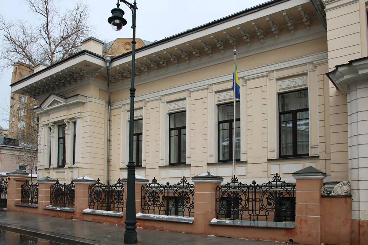 Три старинных особняка в Москве признаны домами-памятниками В Москве включены в реестр памятников архитектуры три здания, построенные в конце XIX — начале XX века в стиле эклектики. 1 Особняк крестьянки Лопатиной 1-е фото , спроектированный в 1889 году Яковом Махониным. Это двухэтажное здание с богатым декором на фасаде, такими как маски львов. 2 Особняк купчихи Урусовой 2-е фото — одноэтажный дом 1899 года постройки с неоклассическим фасадом, созданный по проекту архитектора Карла Треймана. 3 Особняк фабриканта Демидова 3-е фото — двухэтажное здание 1912 года постройки с элементами неоготики и модерна, спроектированное Константином Разумовым. #архитектура Фото: пресс-служба Департамента культурного наследия города Москвы Читать РБК Недвижимость в Telegram