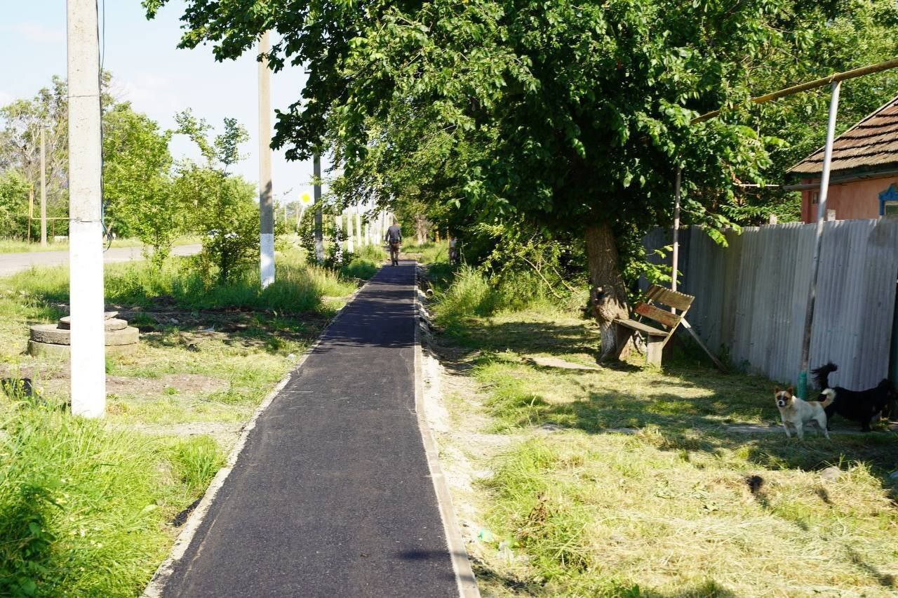 В селе Водораздел благоустроили тротуар В Андроповском округе продолжают воплощать в жизнь народные проекты благодаря губернаторской программе поддержки местных инициатив. В селе Водораздел завершено обустройство тротуара по улице Садовой. "Улучшается инфраструктура населённого пункта. Местные жители высоко оценивают создание более комфортных условий передвижения", - отметила Елена Челпанова, руководитель Водораздельного теротдела. На реализацию проекта направлено 2,2 млн рублей. Наиболее значимые финансовые ассигнования поступили из краевого бюджета - около 1,4 млн рублей. Из муниципального бюджета направлено более 0,5 млн рублей. Остальные средства составляют внебюджетные поступления - от юридических лиц и населения. В 2025 году по данной программе в крае запланировано 165 проектов благоустройства на общую сумму более 730 млн рублей.